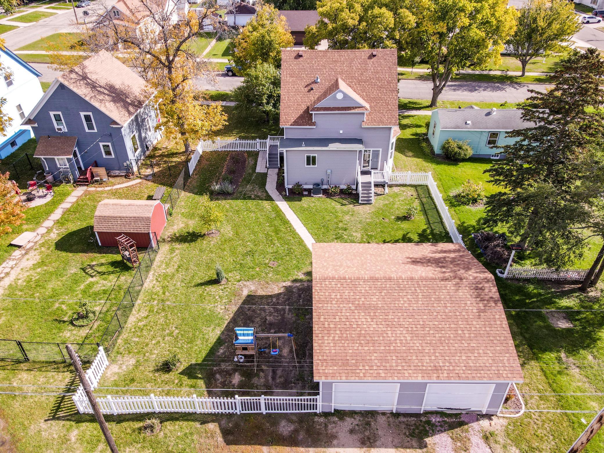 1900 single family home for sale at 631 4th Avenue NW in Valley City, ND — 4 bed, 3 bath (photo 7 of 32)
