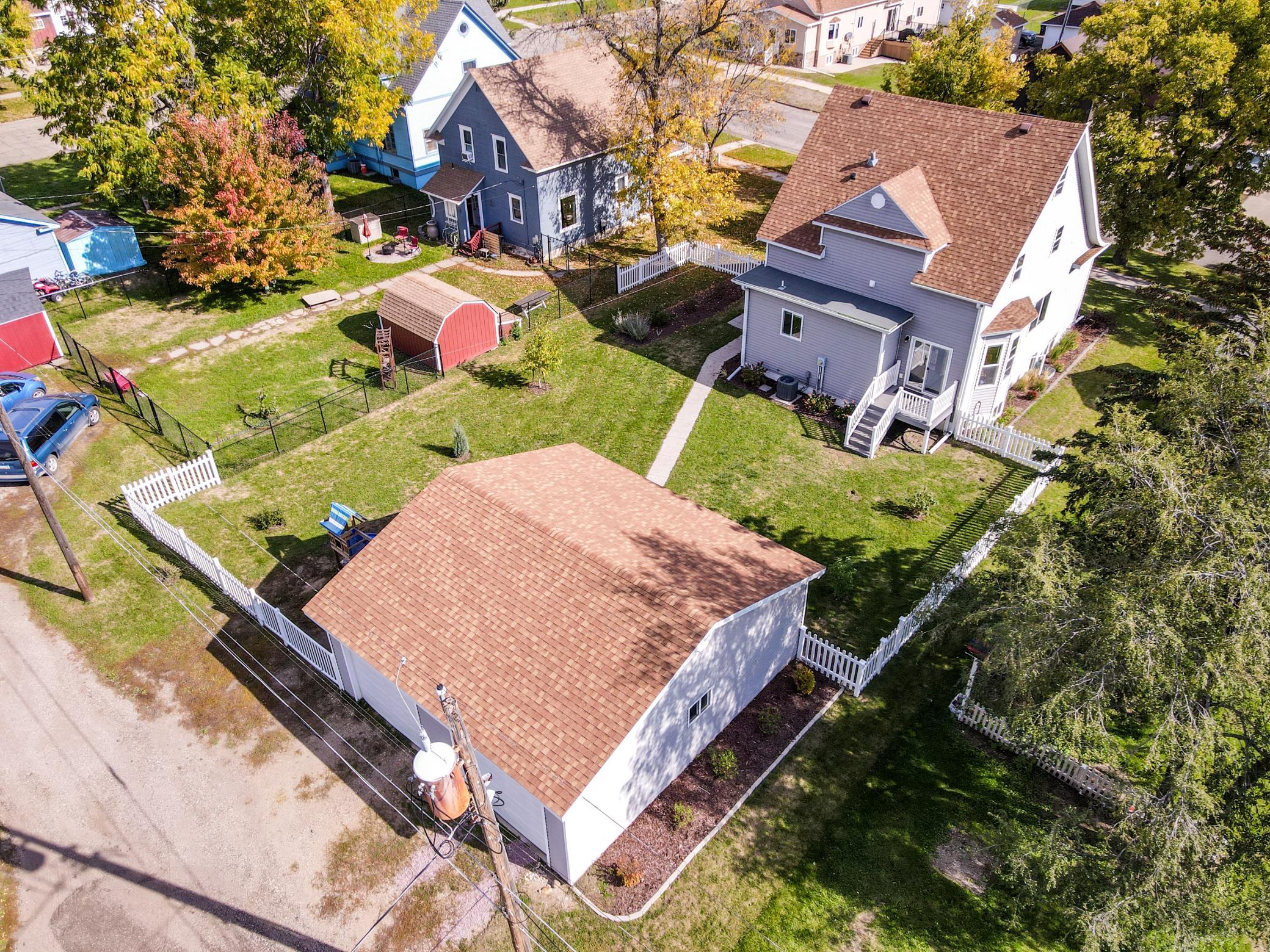 1900 single family home for sale at 631 4th Avenue NW in Valley City, ND — 4 bed, 3 bath (photo 9 of 32)