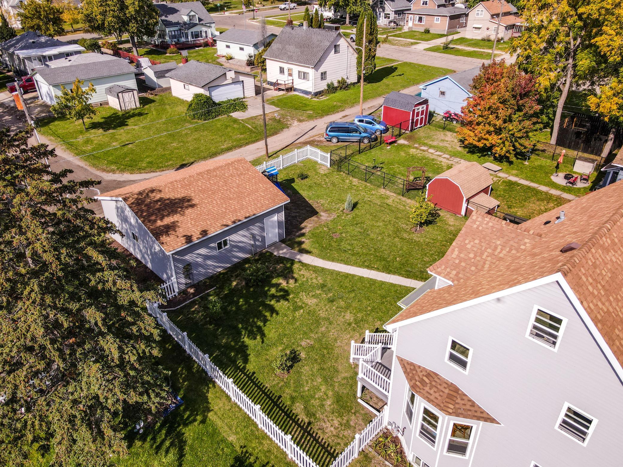1900 single family home for sale at 631 4th Avenue NW in Valley City, ND — 4 bed, 3 bath (photo 10 of 32)