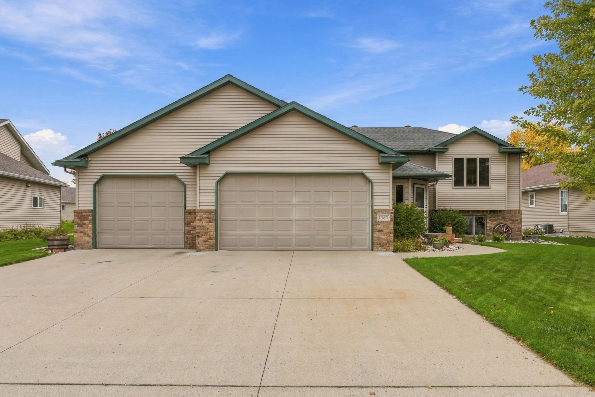 1998 single family home for sale at 1563 7th Street E in West Fargo, ND — 3 bed, 2 bath