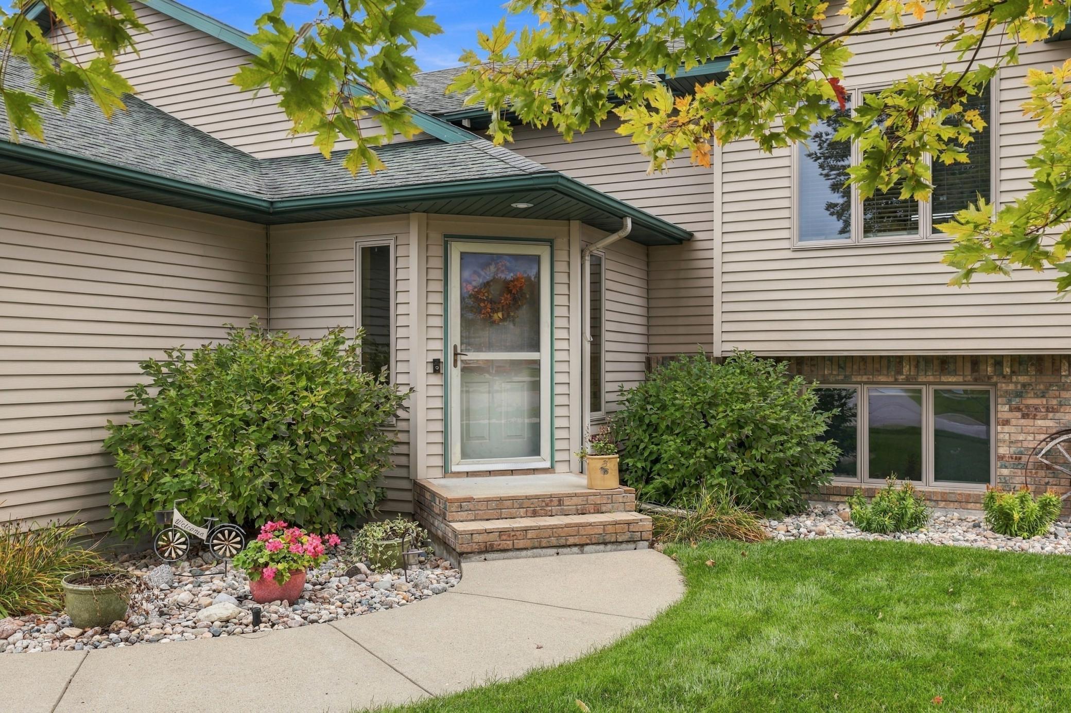 1998 single family home for sale at 1563 7th Street E in West Fargo, ND — 3 bed, 2 bath (photo 2 of 27)