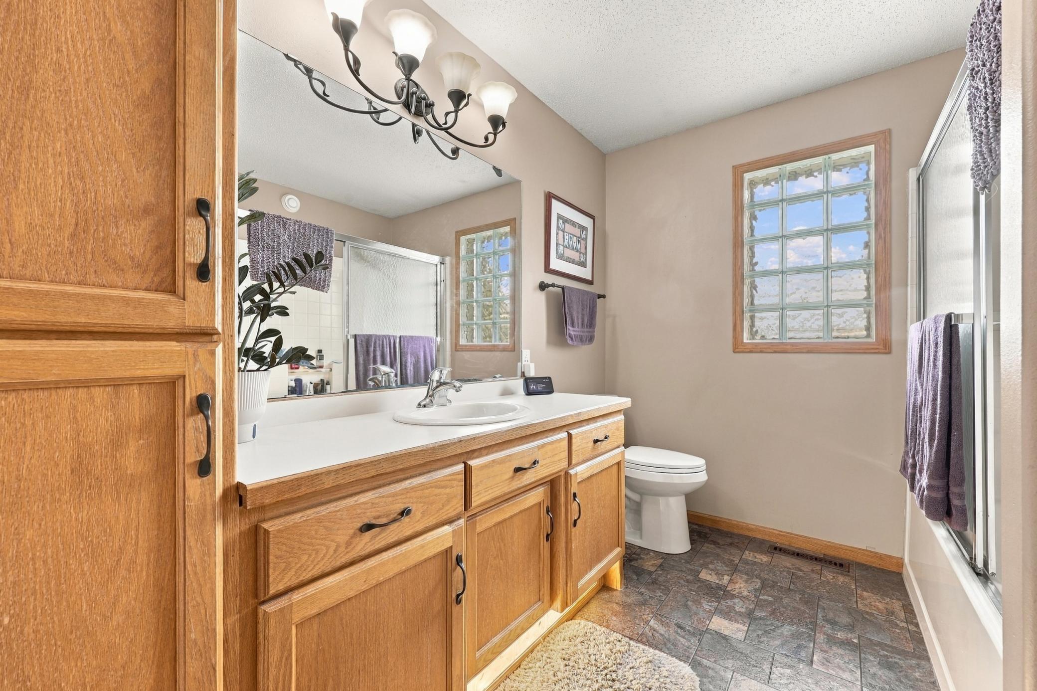 1998 single family home for sale at 1563 7th Street E in West Fargo, ND — 3 bed, 2 bath (photo 14 of 27)