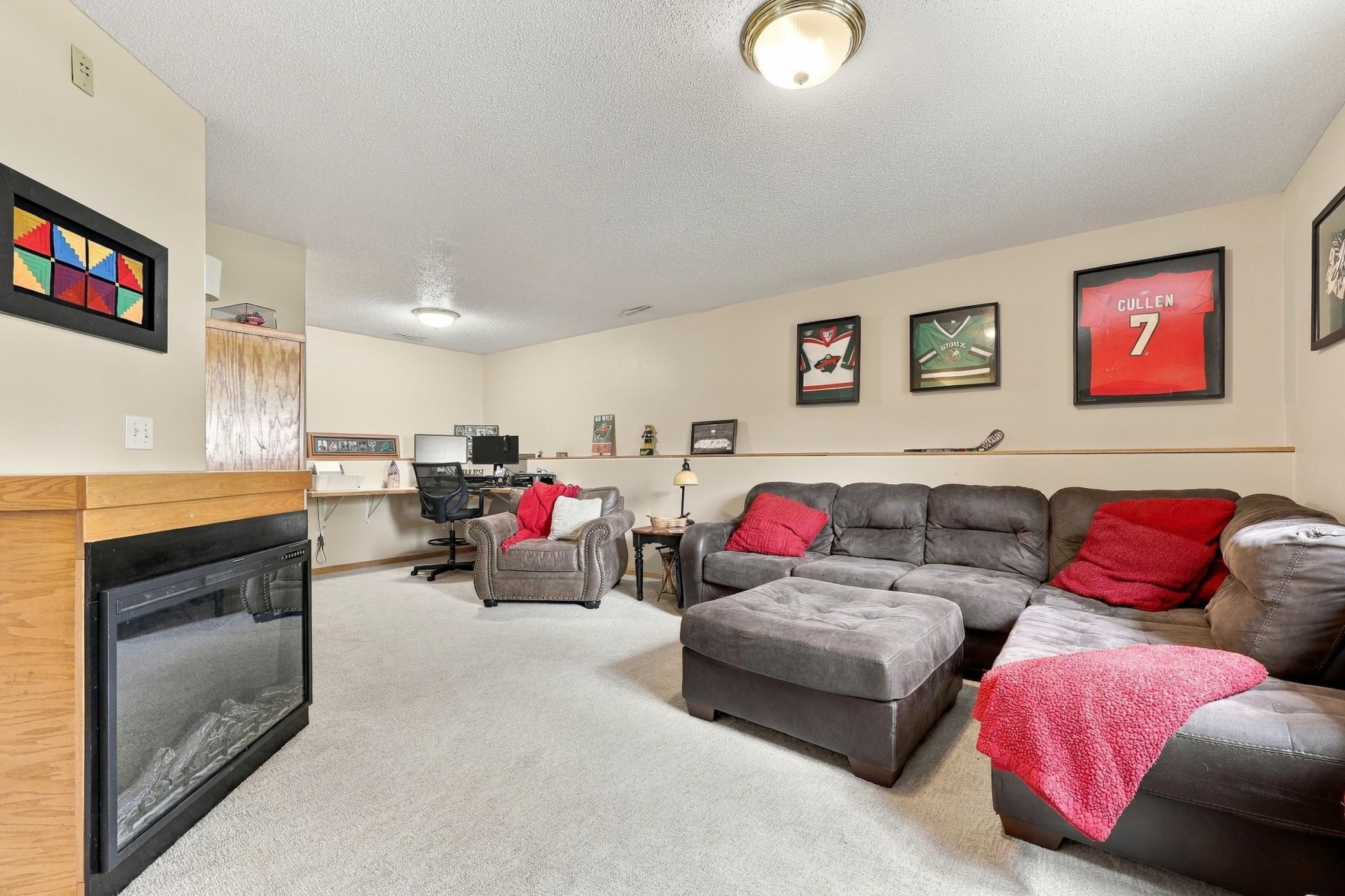 1998 single family home for sale at 1563 7th Street E in West Fargo, ND — 3 bed, 2 bath (photo 15 of 27)