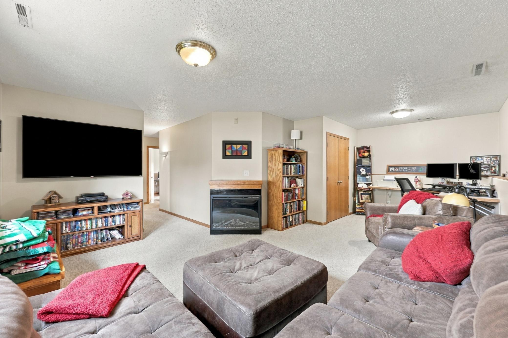 1998 single family home for sale at 1563 7th Street E in West Fargo, ND — 3 bed, 2 bath (photo 16 of 27)