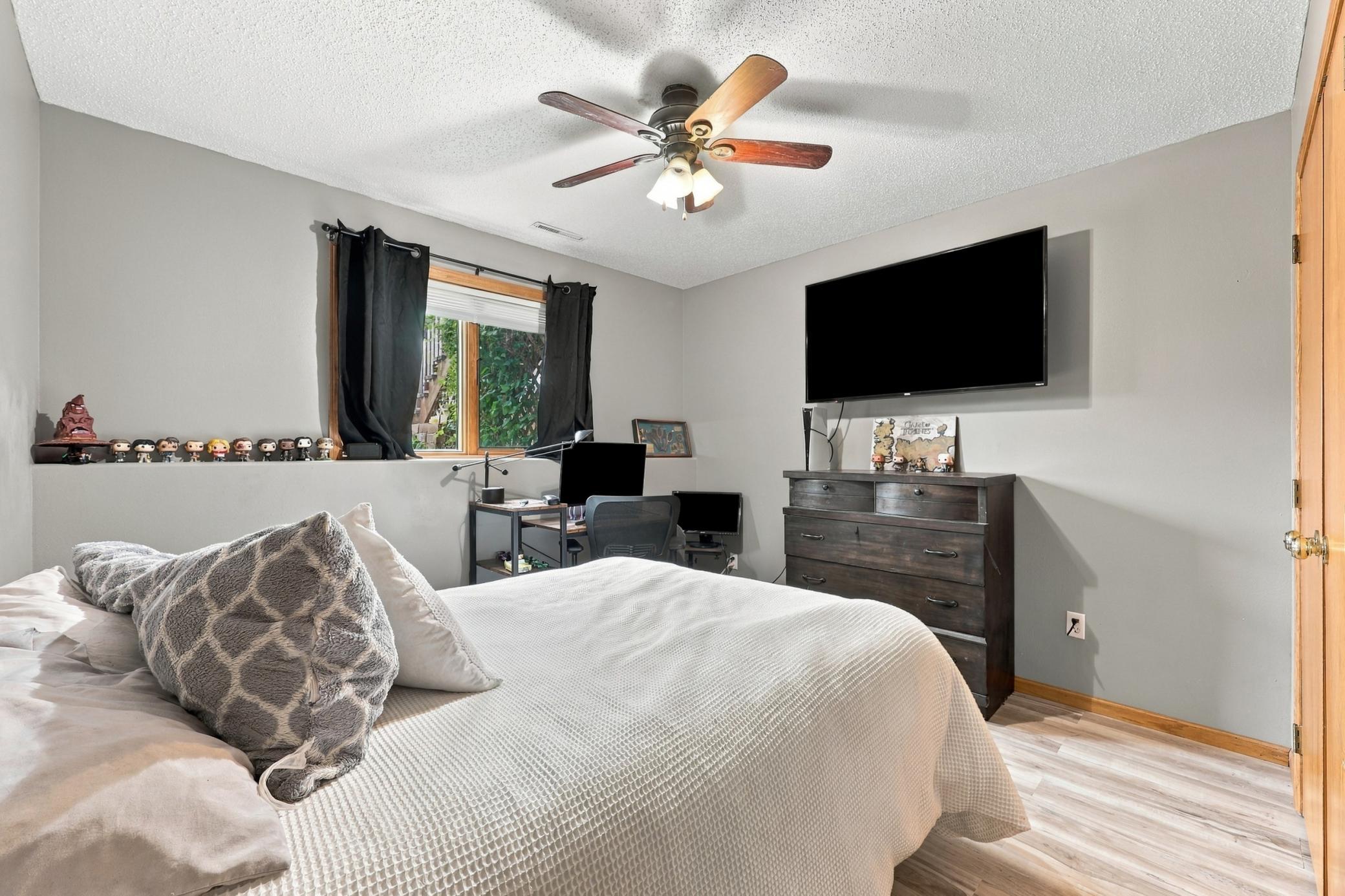 1998 single family home for sale at 1563 7th Street E in West Fargo, ND — 3 bed, 2 bath (photo 17 of 27)