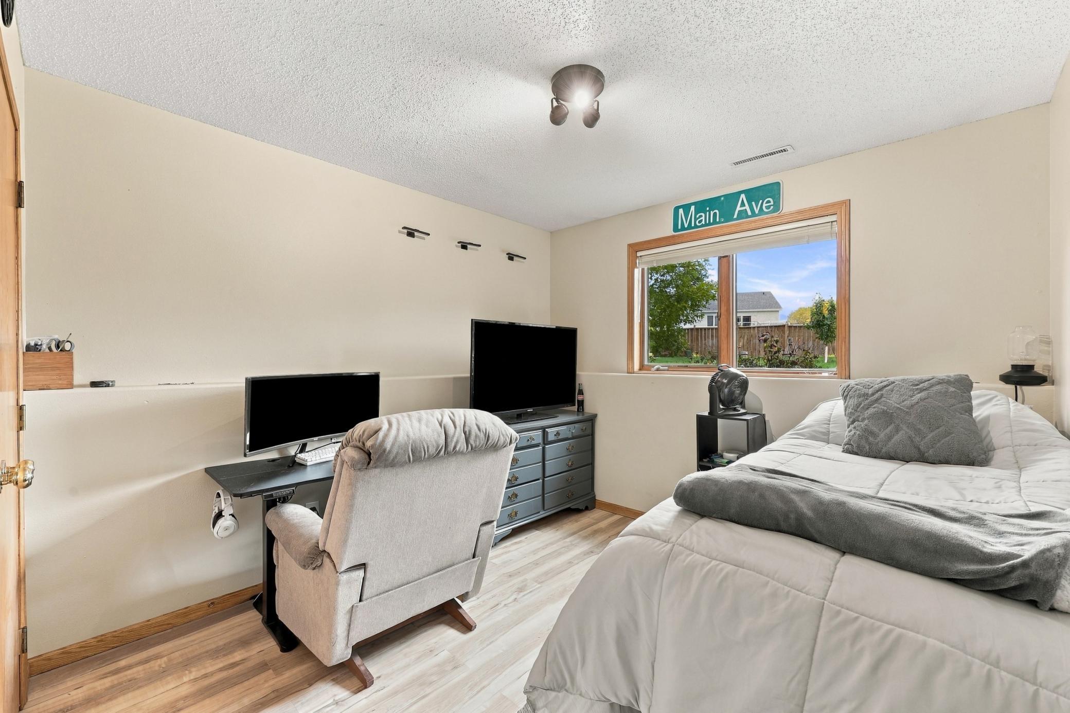 1998 single family home for sale at 1563 7th Street E in West Fargo, ND — 3 bed, 2 bath (photo 18 of 27)