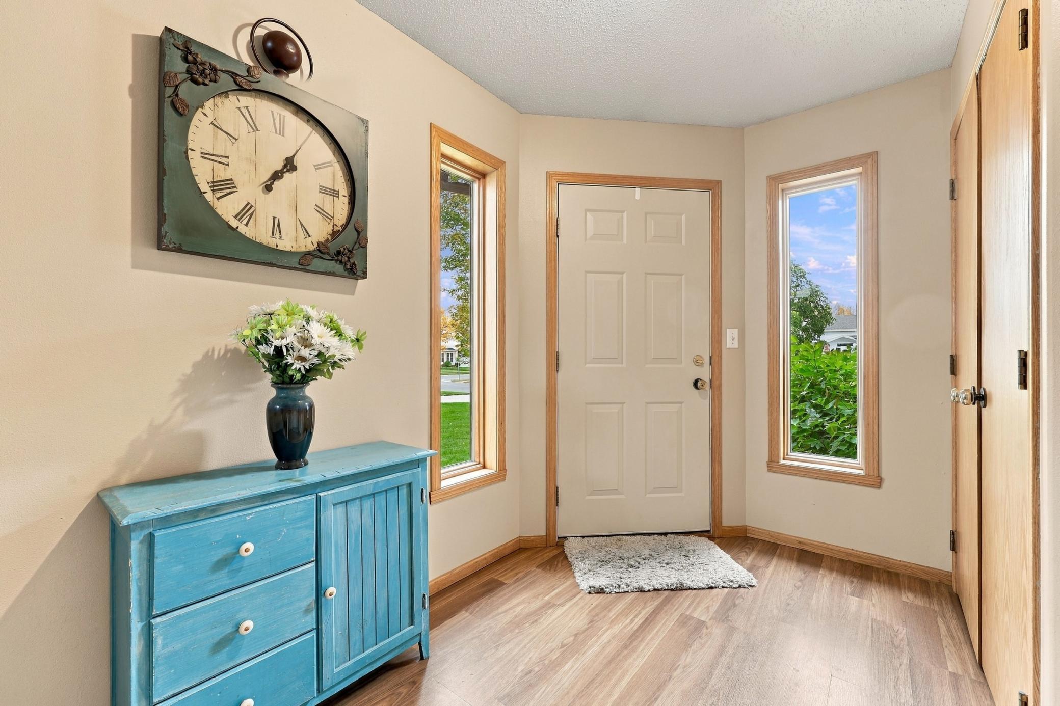 1998 single family home for sale at 1563 7th Street E in West Fargo, ND — 3 bed, 2 bath (photo 3 of 27)