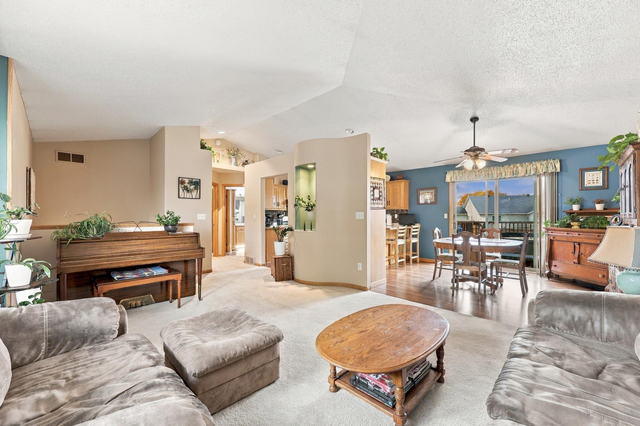 1998 single family home for sale at 1563 7th Street E in West Fargo, ND — 3 bed, 2 bath (photo 5 of 27)
