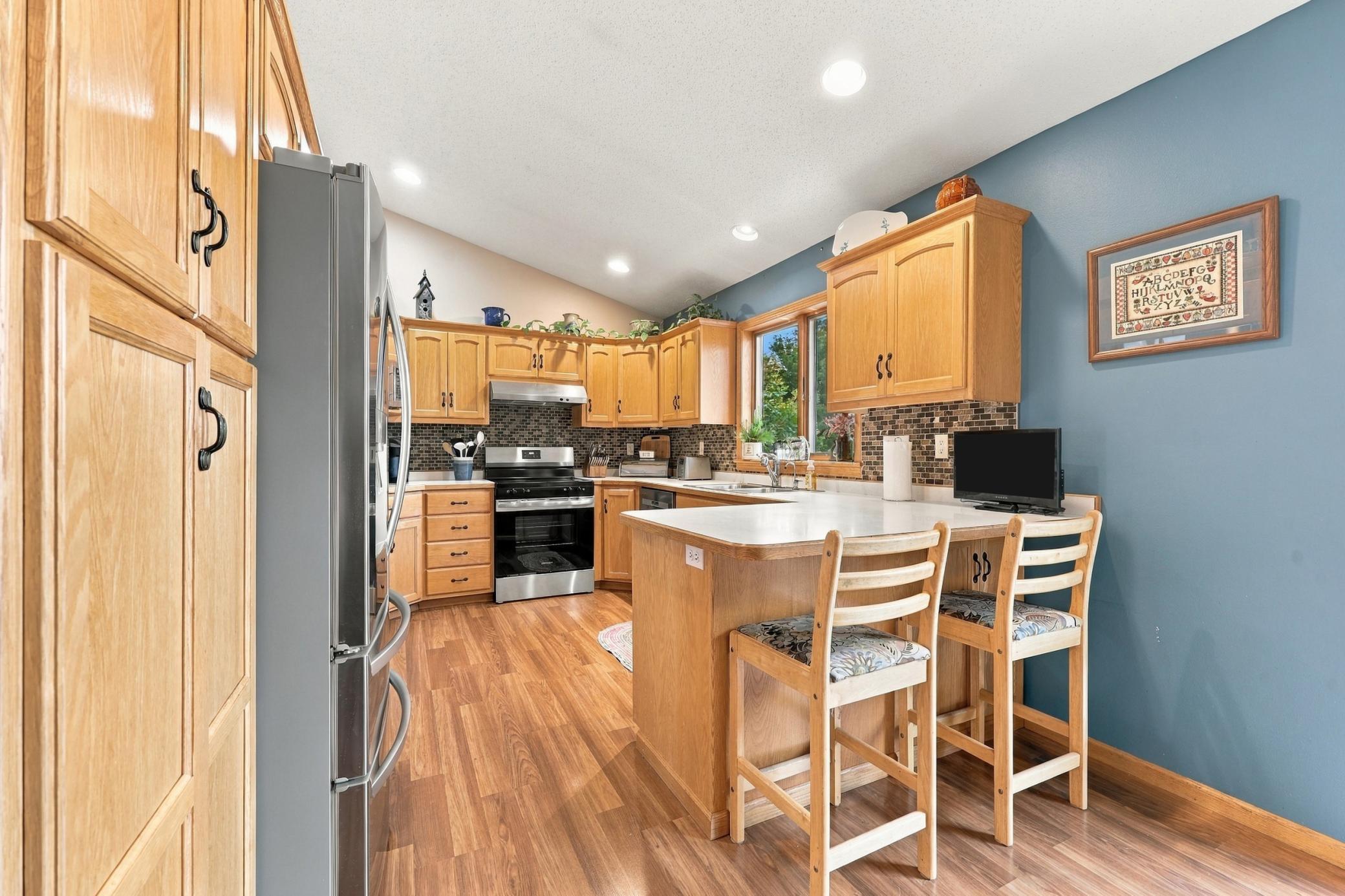 1998 single family home for sale at 1563 7th Street E in West Fargo, ND — 3 bed, 2 bath (photo 7 of 27)