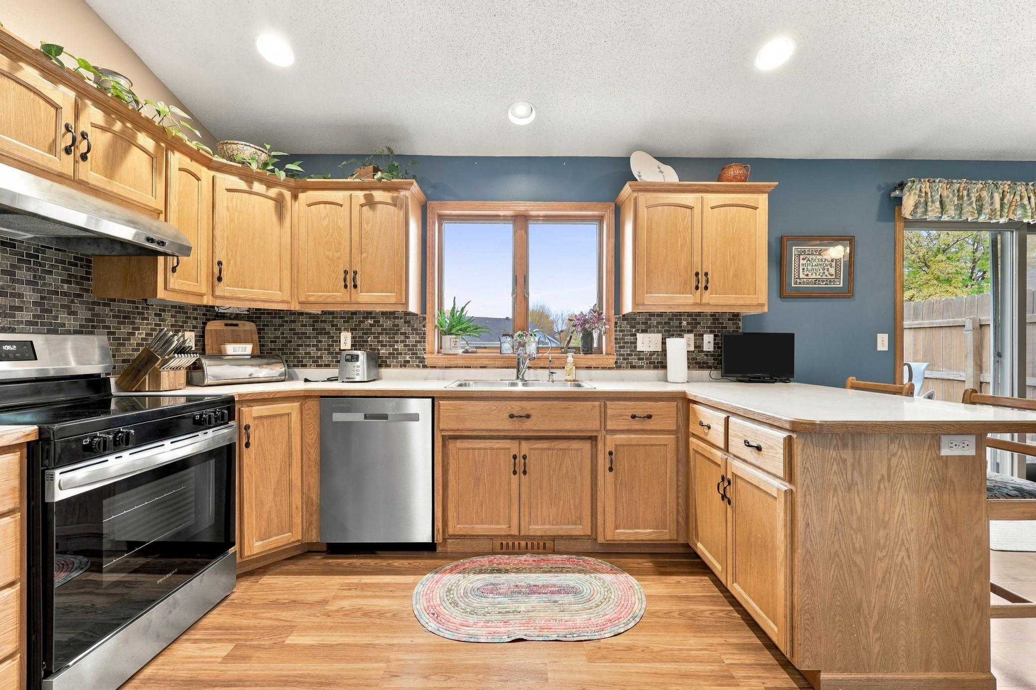 1998 single family home for sale at 1563 7th Street E in West Fargo, ND — 3 bed, 2 bath (photo 8 of 27)
