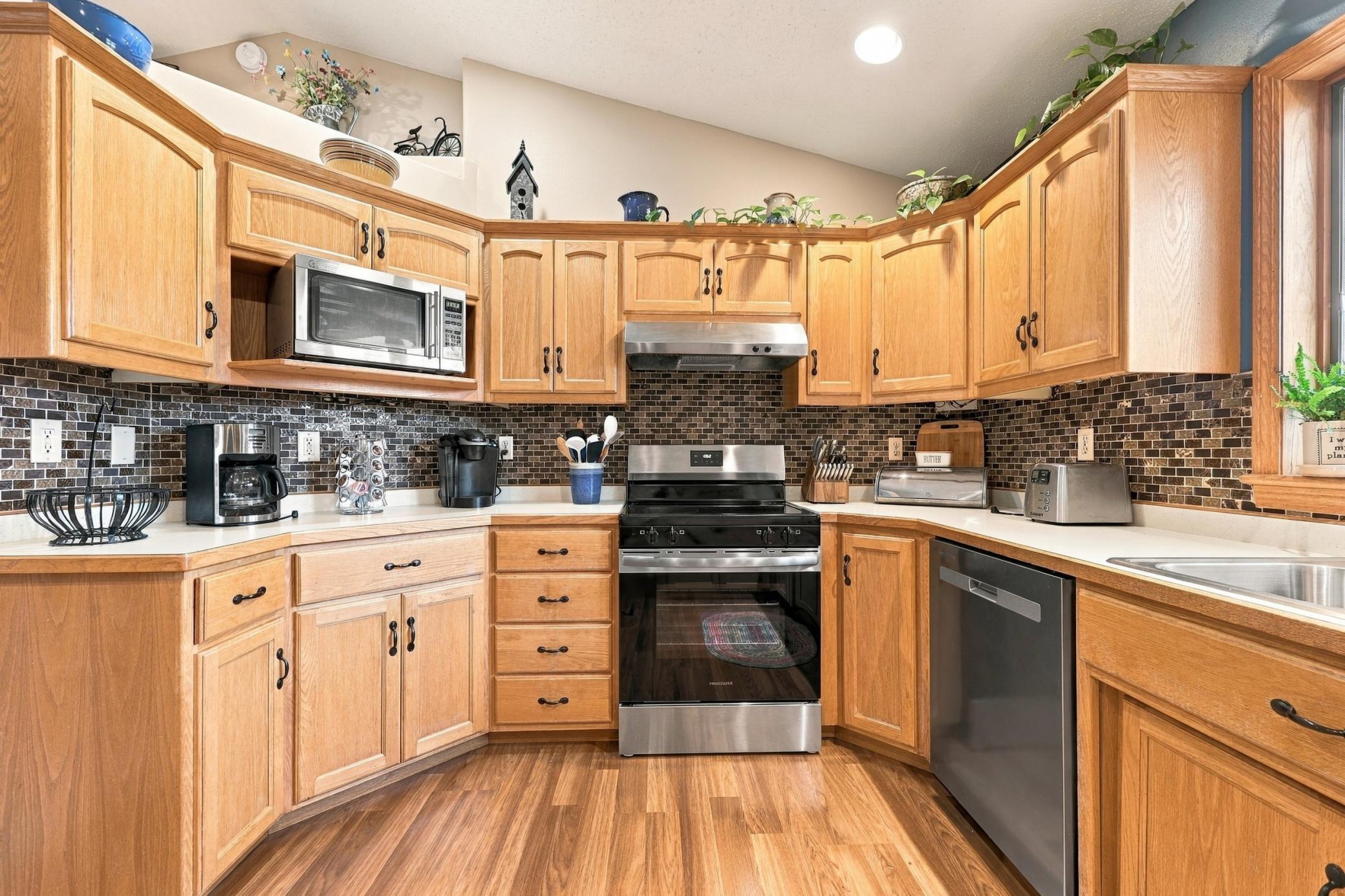 1998 single family home for sale at 1563 7th Street E in West Fargo, ND — 3 bed, 2 bath (photo 9 of 27)
