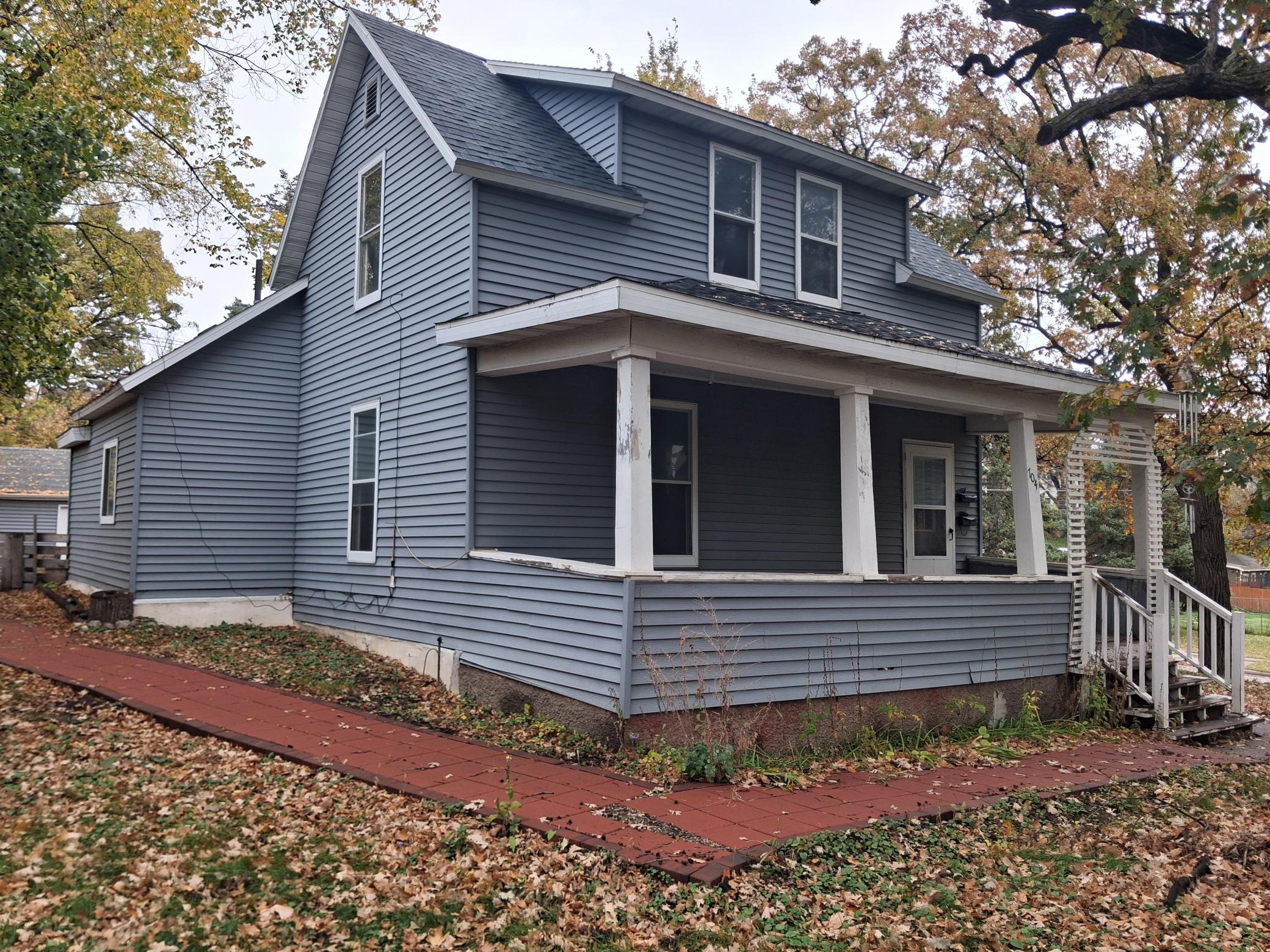 1890 single family home for sale at 704 W Lincoln Avenue in Fergus Falls, MN — 4 bed, 2 bath (photo 2 of 42)