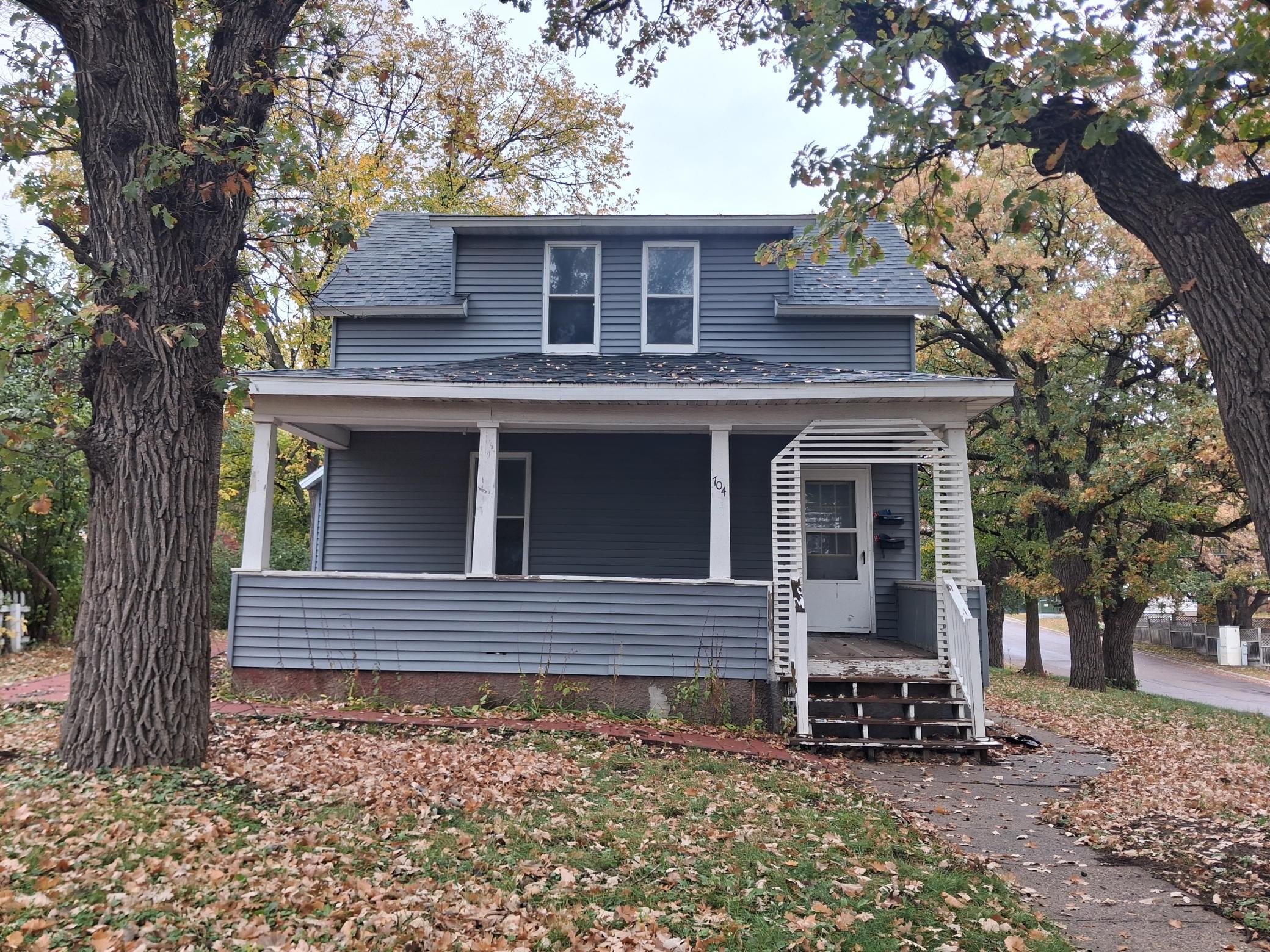 1890 single family home for sale at 704 W Lincoln Avenue in Fergus Falls, MN — 4 bed, 2 bath (photo 3 of 42)