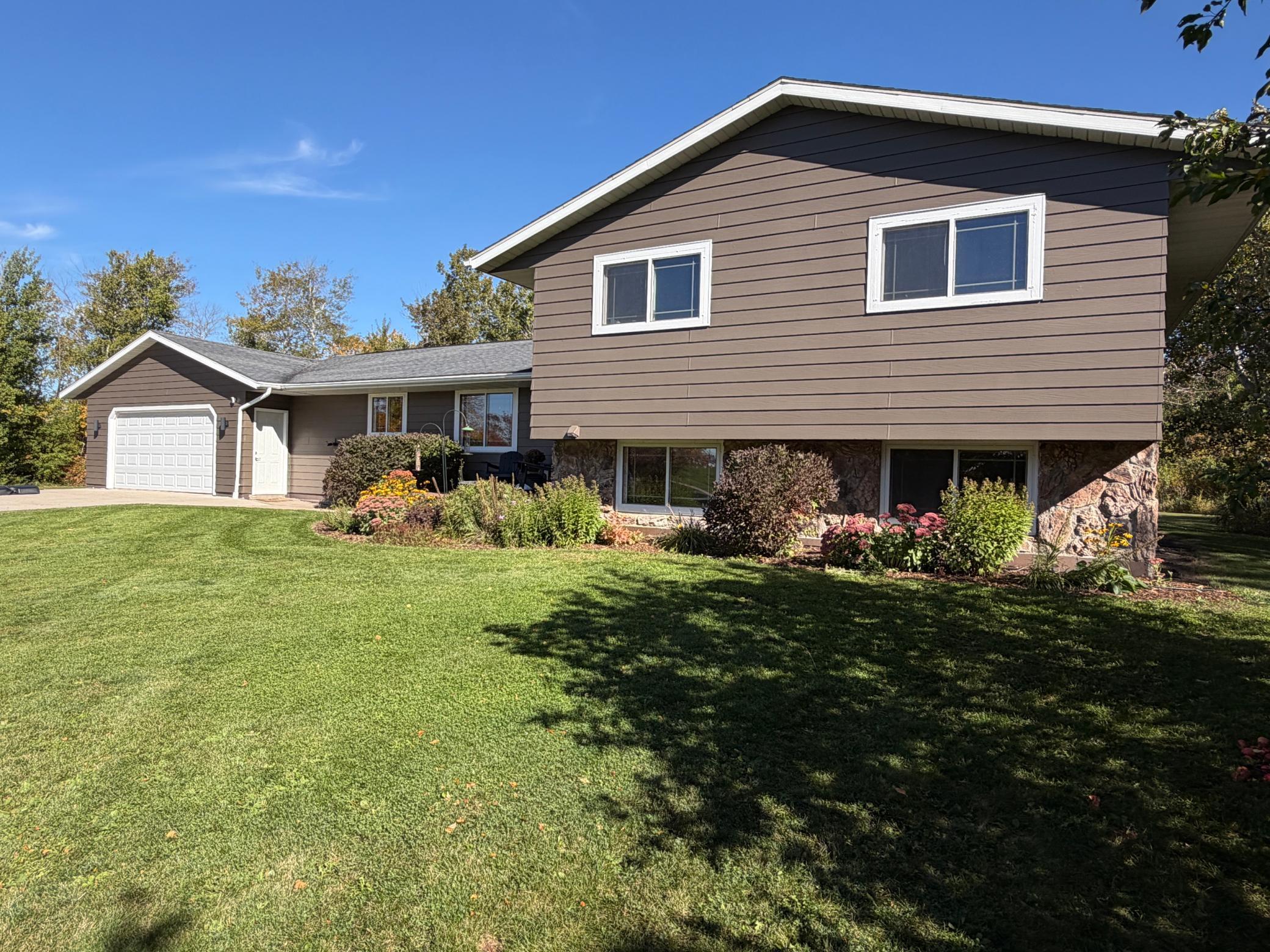1977 single family home for sale at 506 16th Avenue NE in Roseau, MN — 4 bed, 3 bath