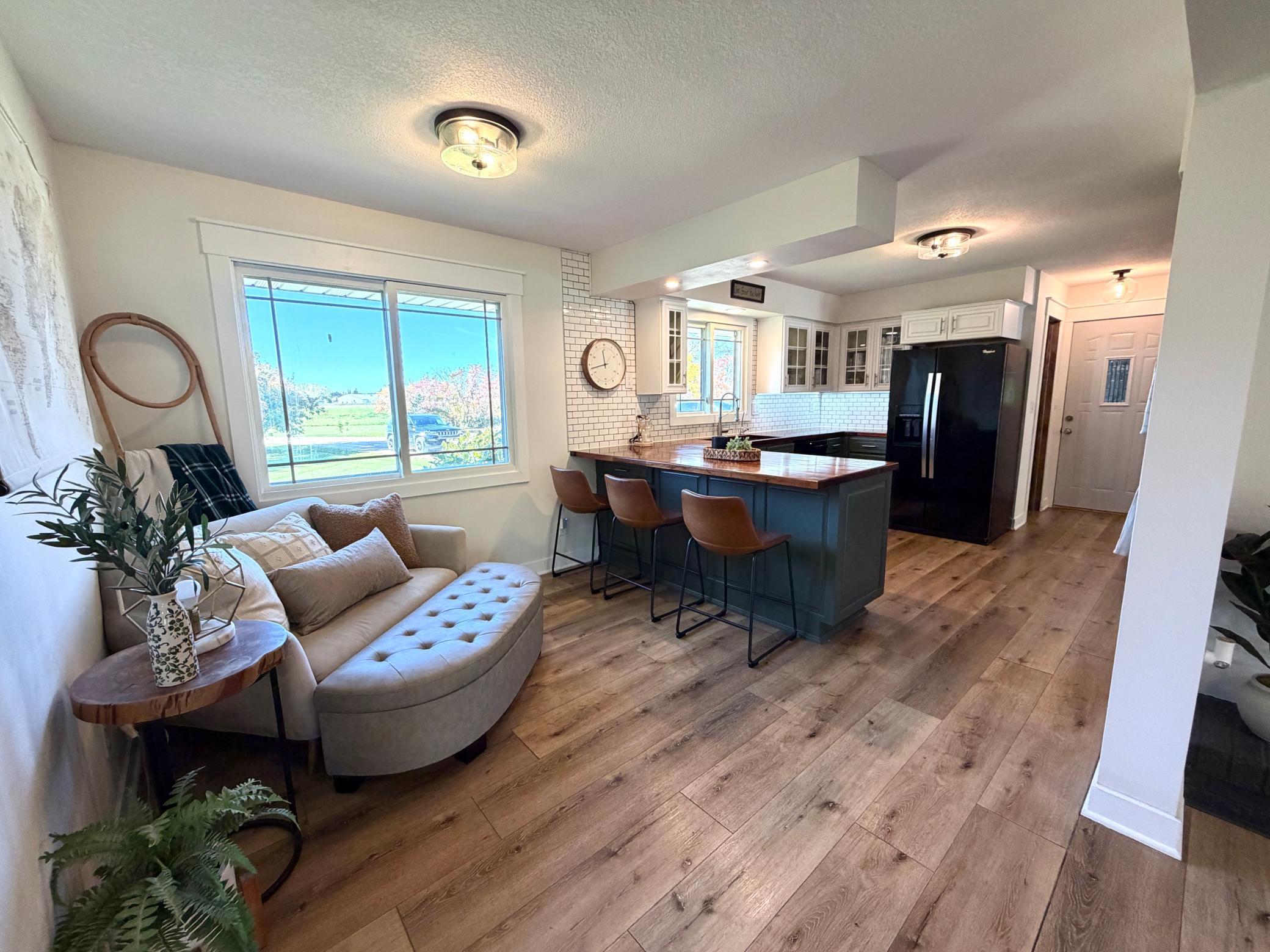 1977 single family home for sale at 506 16th Avenue NE in Roseau, MN — 4 bed, 3 bath (photo 3 of 43)