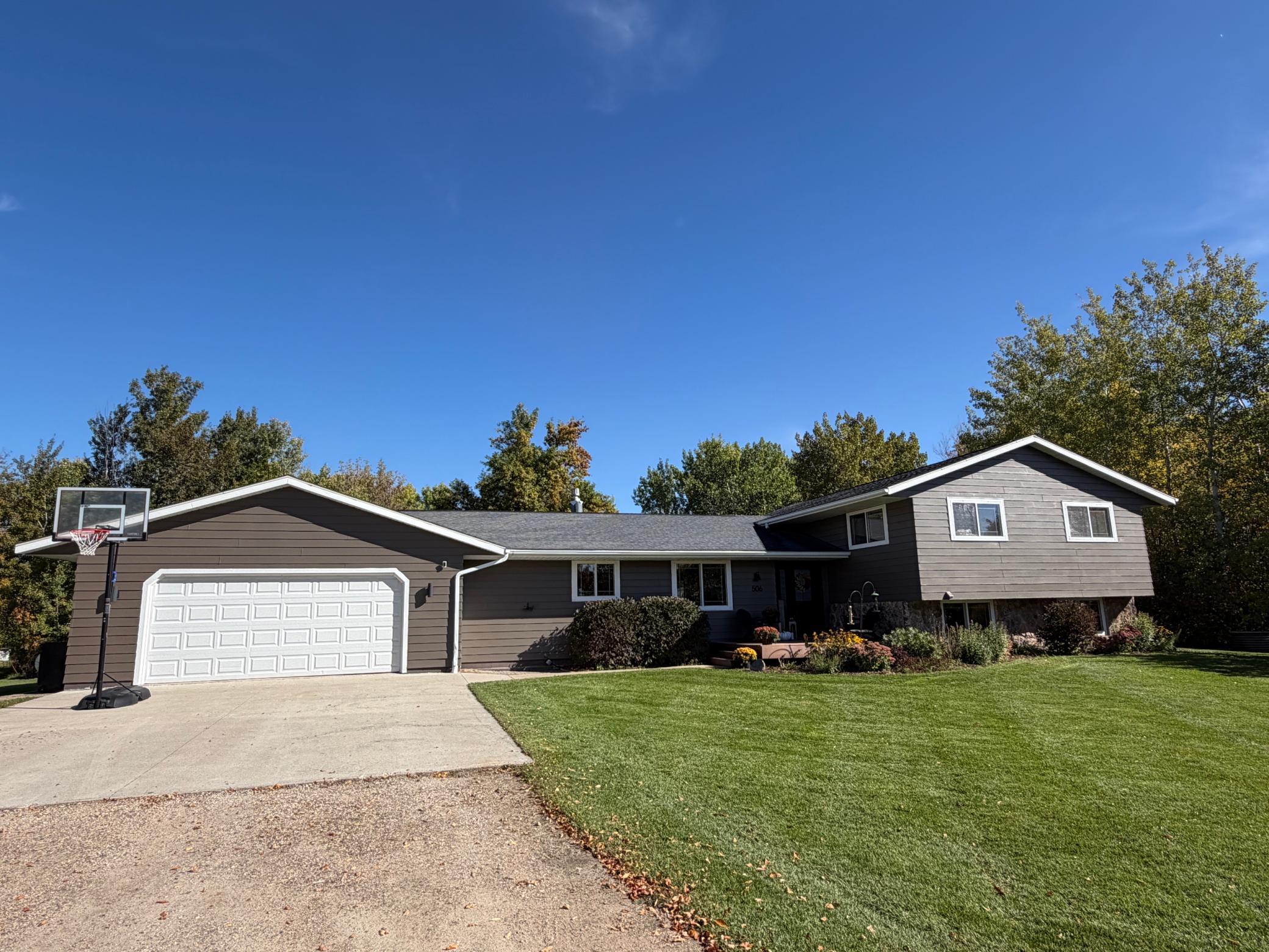 1977 single family home for sale at 506 16th Avenue NE in Roseau, MN — 4 bed, 3 bath (photo 31 of 43)
