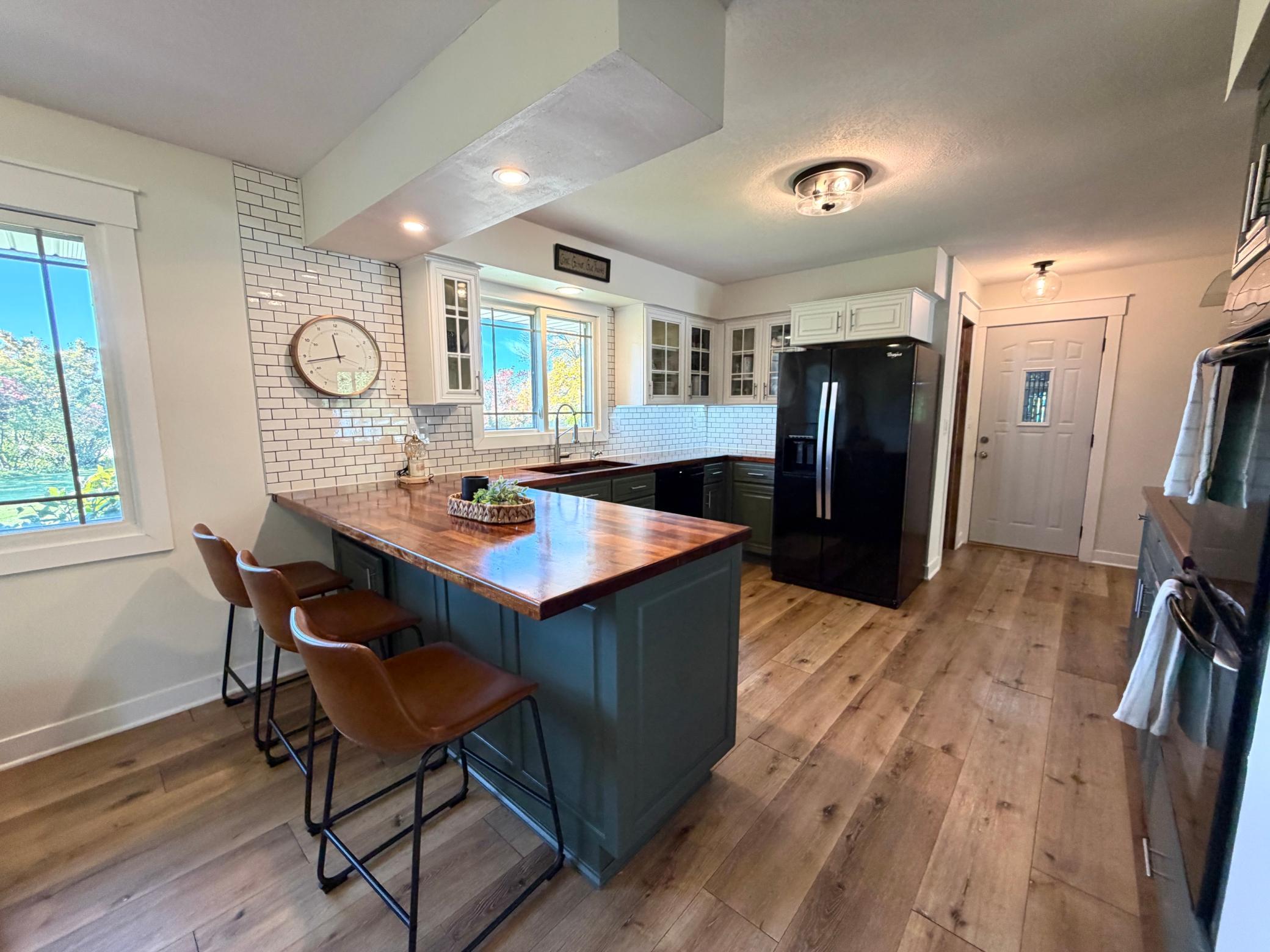 1977 single family home for sale at 506 16th Avenue NE in Roseau, MN — 4 bed, 3 bath (photo 5 of 43)