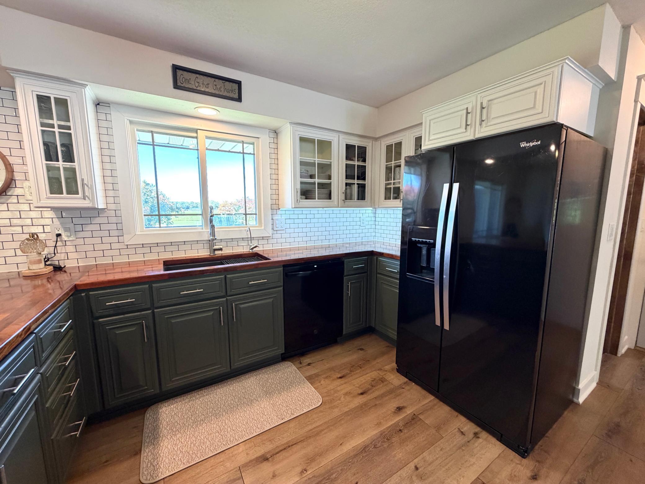1977 single family home for sale at 506 16th Avenue NE in Roseau, MN — 4 bed, 3 bath (photo 6 of 43)