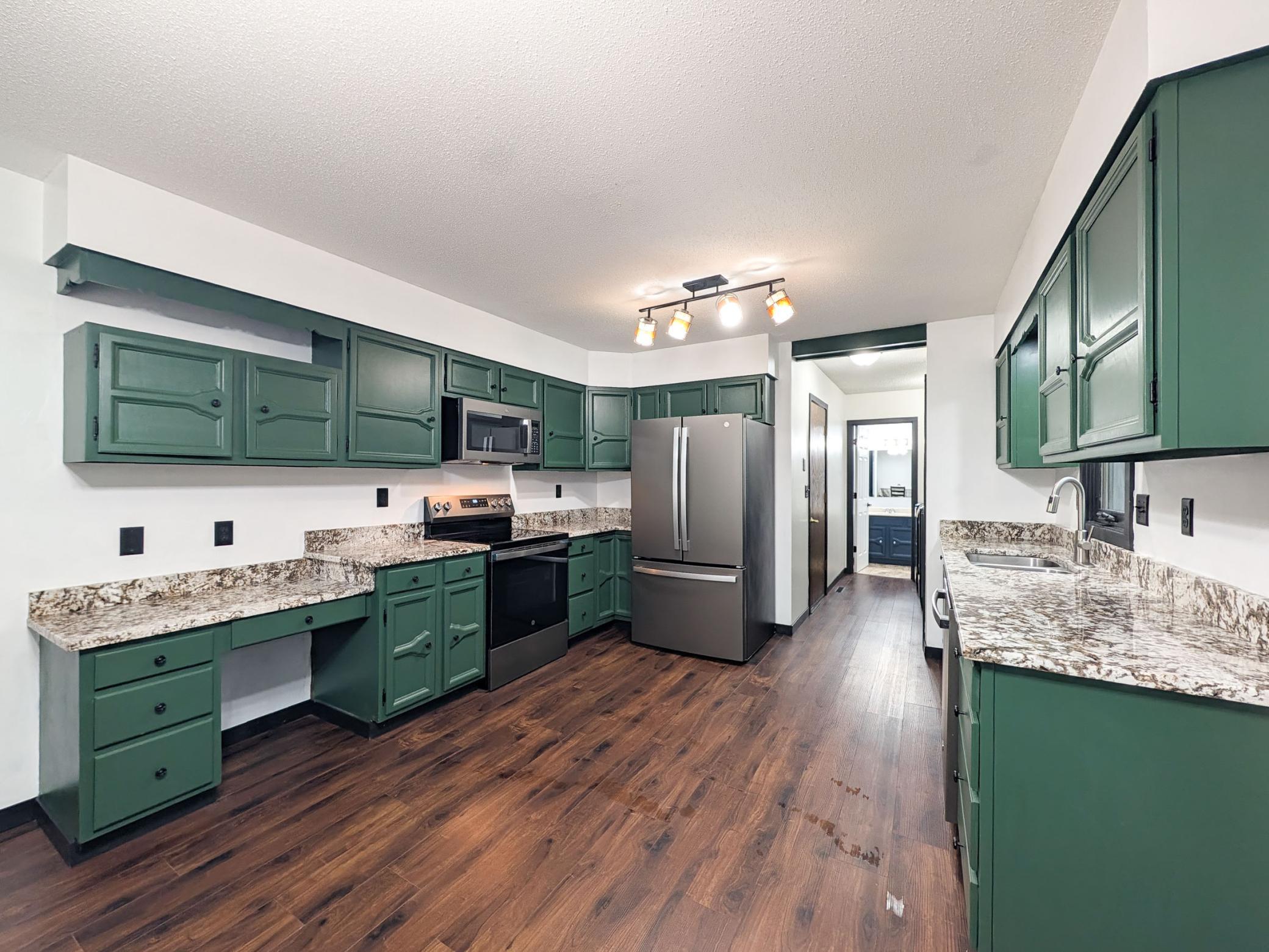 1975 single family home for sale at 5902 3RD Street N in Moorhead, MN — 3 bed, 3 bath (photo 22 of 64)