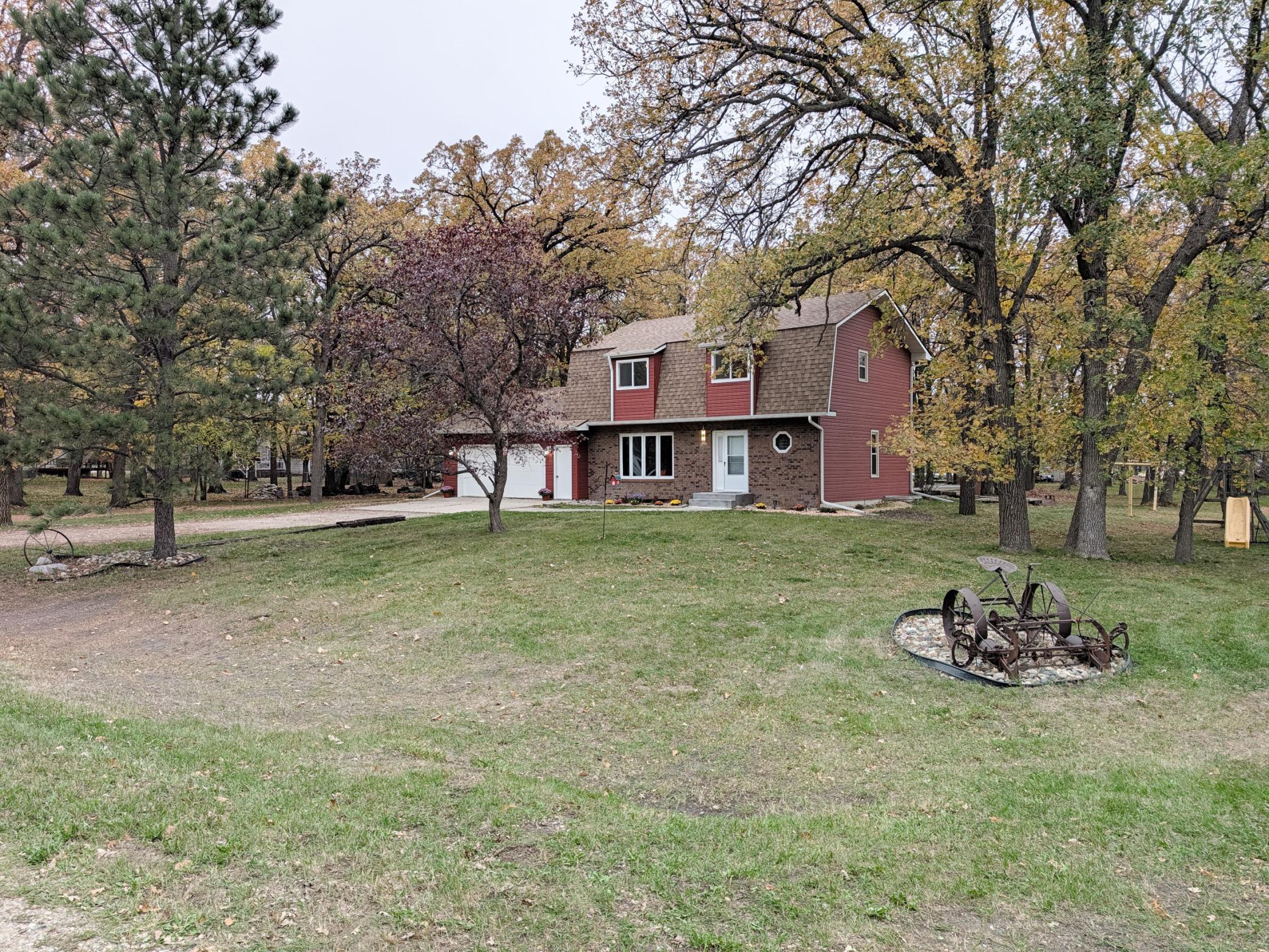 1975 single family home for sale at 5902 3RD Street N in Moorhead, MN — 3 bed, 3 bath (photo 4 of 64)