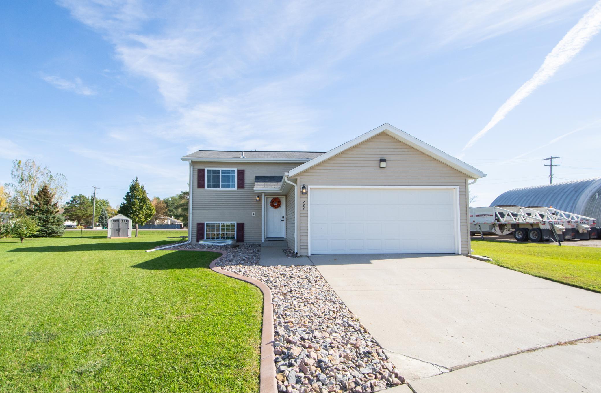 2009 single family home for sale at 223 MAPLE POINTE Boulevard in Mapleton, ND — 3 bed, 2 bath (photo 2 of 43)