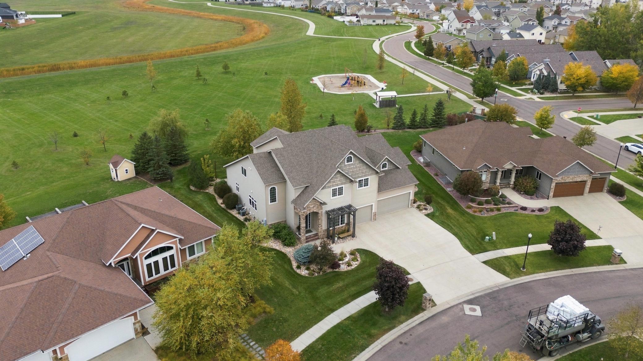 2010 single family home for sale at 5827 Silverleaf Drive S in Fargo, ND — 5 bed, 4 bath (photo 3 of 80)