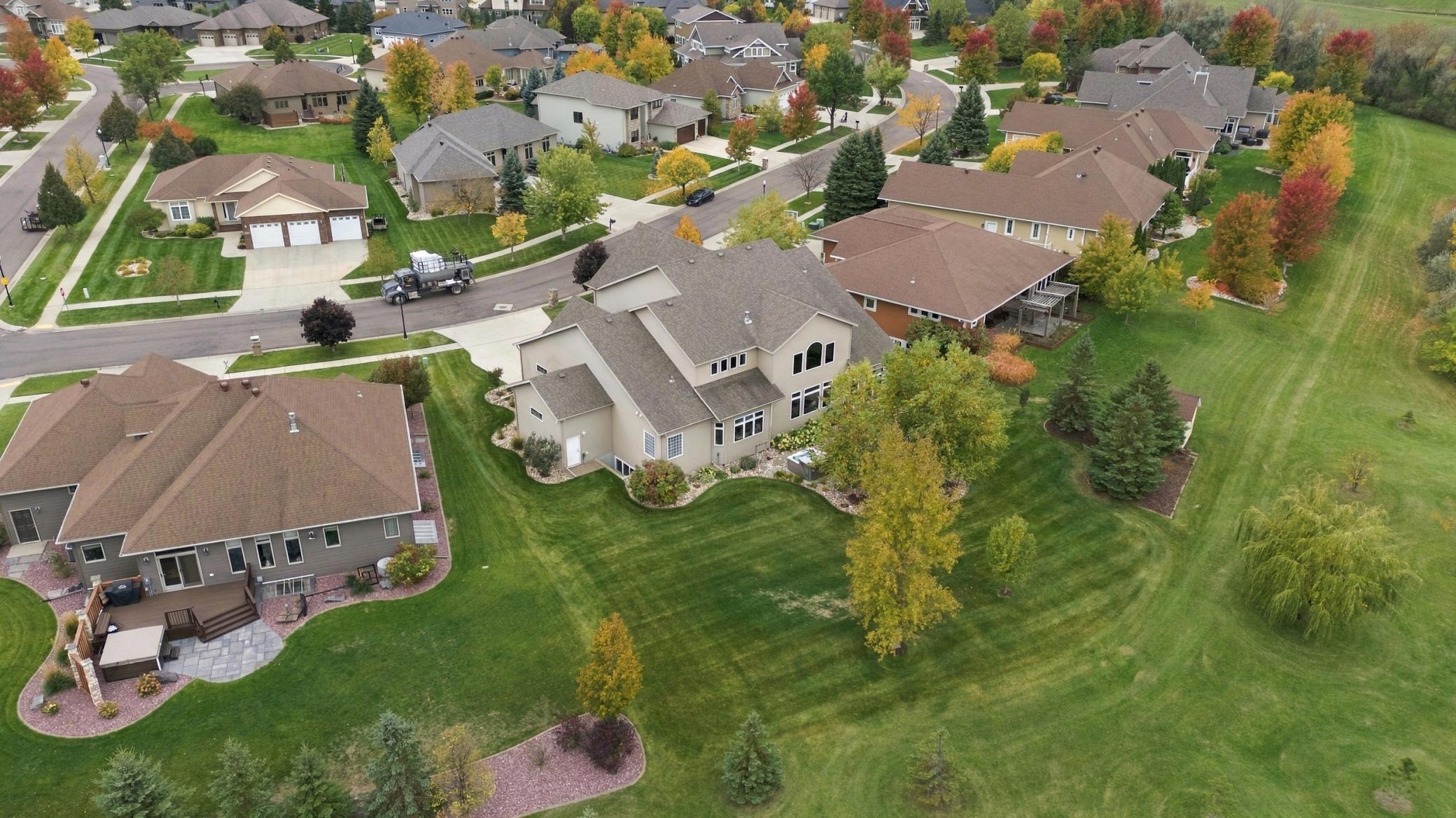 2010 single family home for sale at 5827 Silverleaf Drive S in Fargo, ND — 5 bed, 4 bath (photo 4 of 80)
