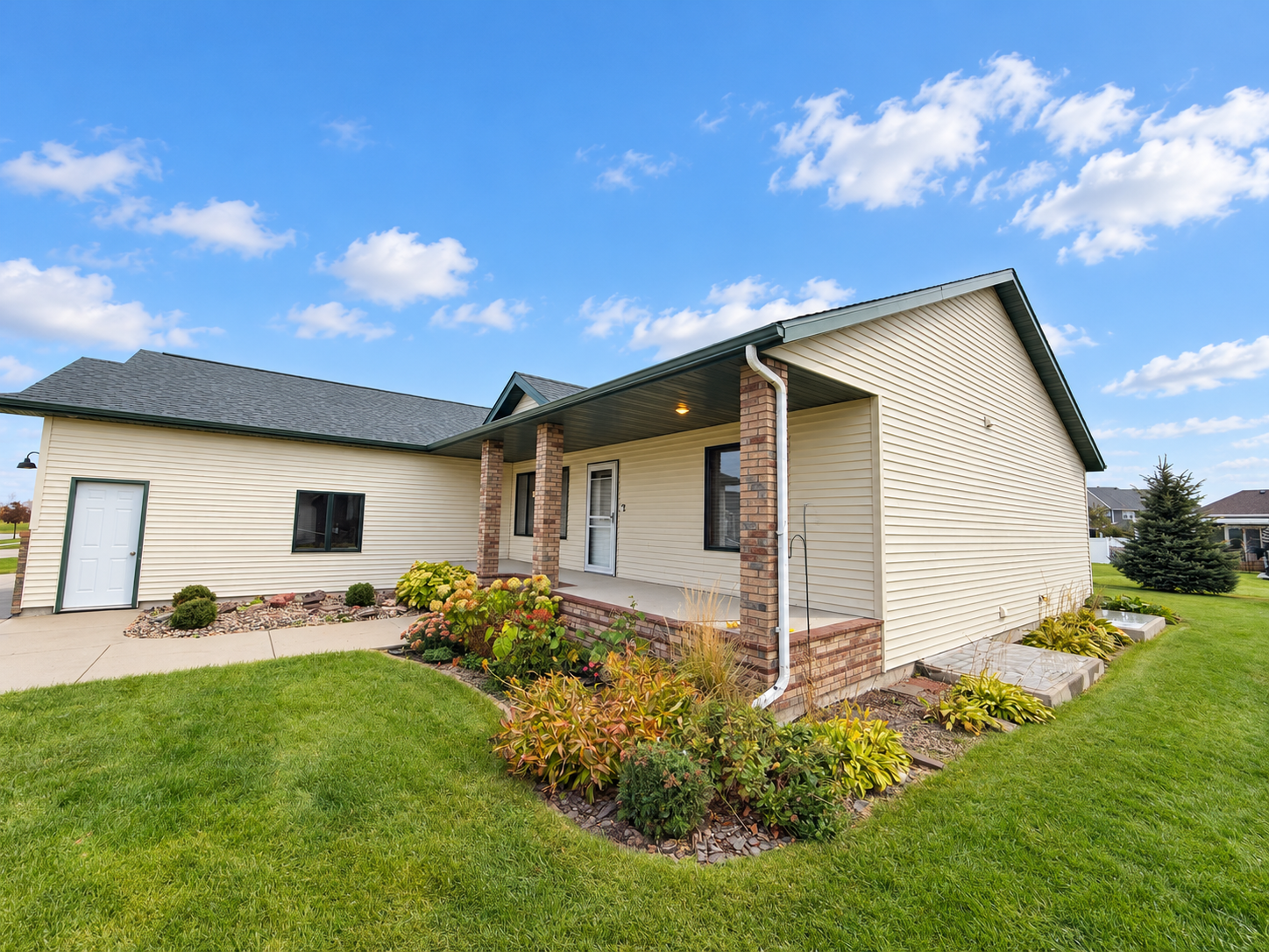 2019 single family home for sale at 656 Westminster Drive in Moorhead, MN — 5 bed, 3 bath (photo 2 of 29)