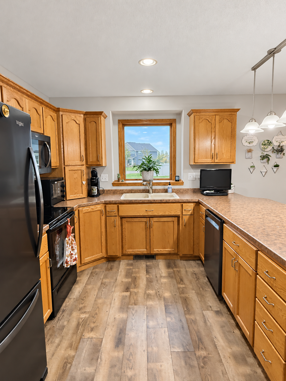 2019 single family home for sale at 656 Westminster Drive in Moorhead, MN — 5 bed, 3 bath (photo 6 of 29)