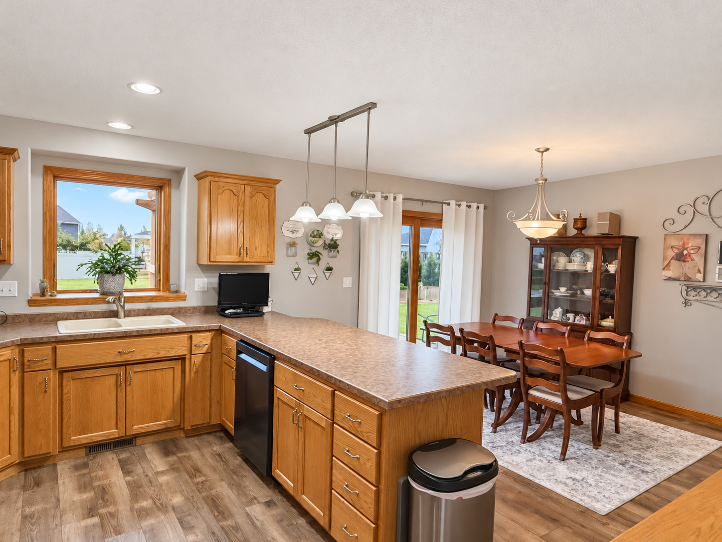 2019 single family home for sale at 656 Westminster Drive in Moorhead, MN — 5 bed, 3 bath (photo 8 of 29)