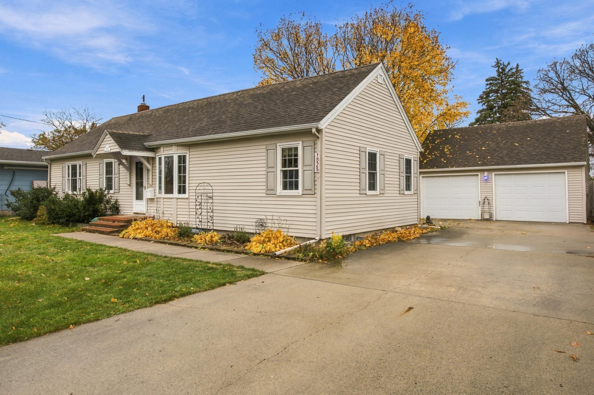 1953 single family home for sale at 1825 4th Street S in Moorhead, MN — 3 bed, 2 bath (photo 2 of 41)