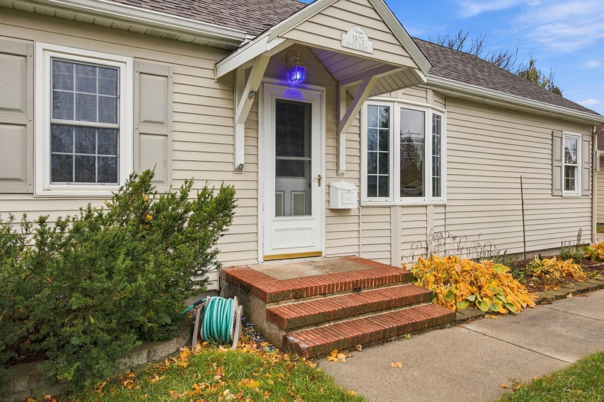 1953 single family home for sale at 1825 4th Street S in Moorhead, MN — 3 bed, 2 bath (photo 3 of 41)