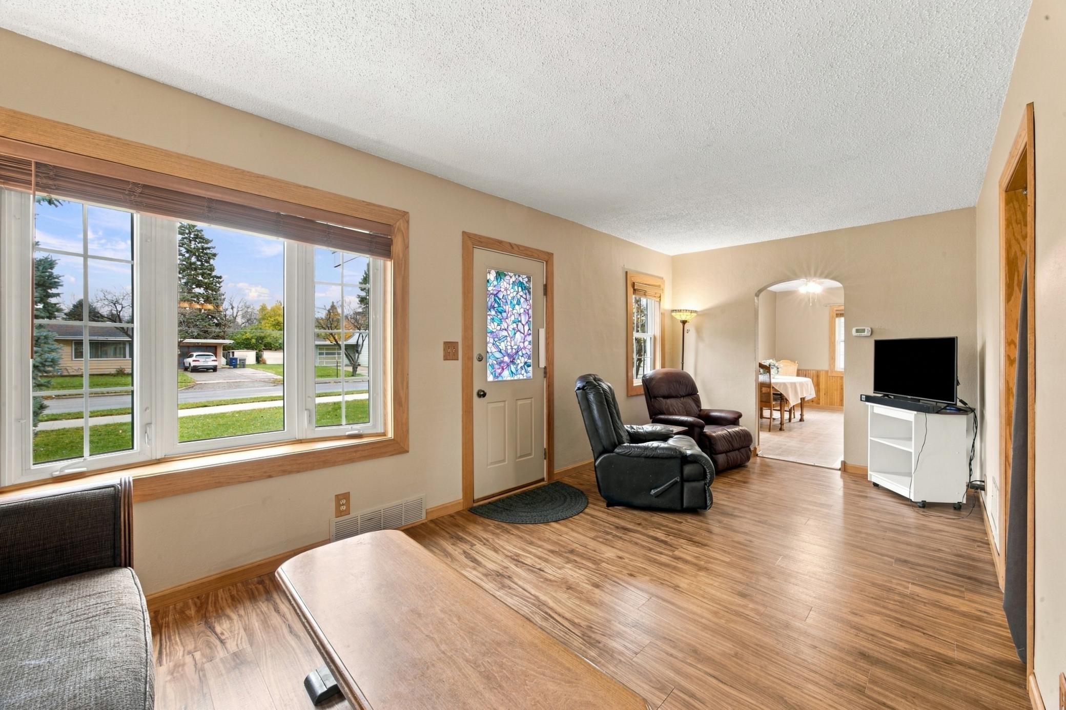 1953 single family home for sale at 1825 4th Street S in Moorhead, MN — 3 bed, 2 bath (photo 4 of 41)