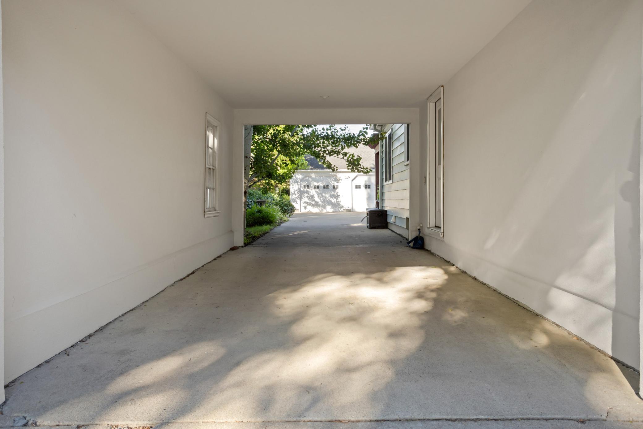 1940 single family home for sale at 1617 9th Street S in Fargo, ND — 4 bed, 4 bath (photo 3 of 66)