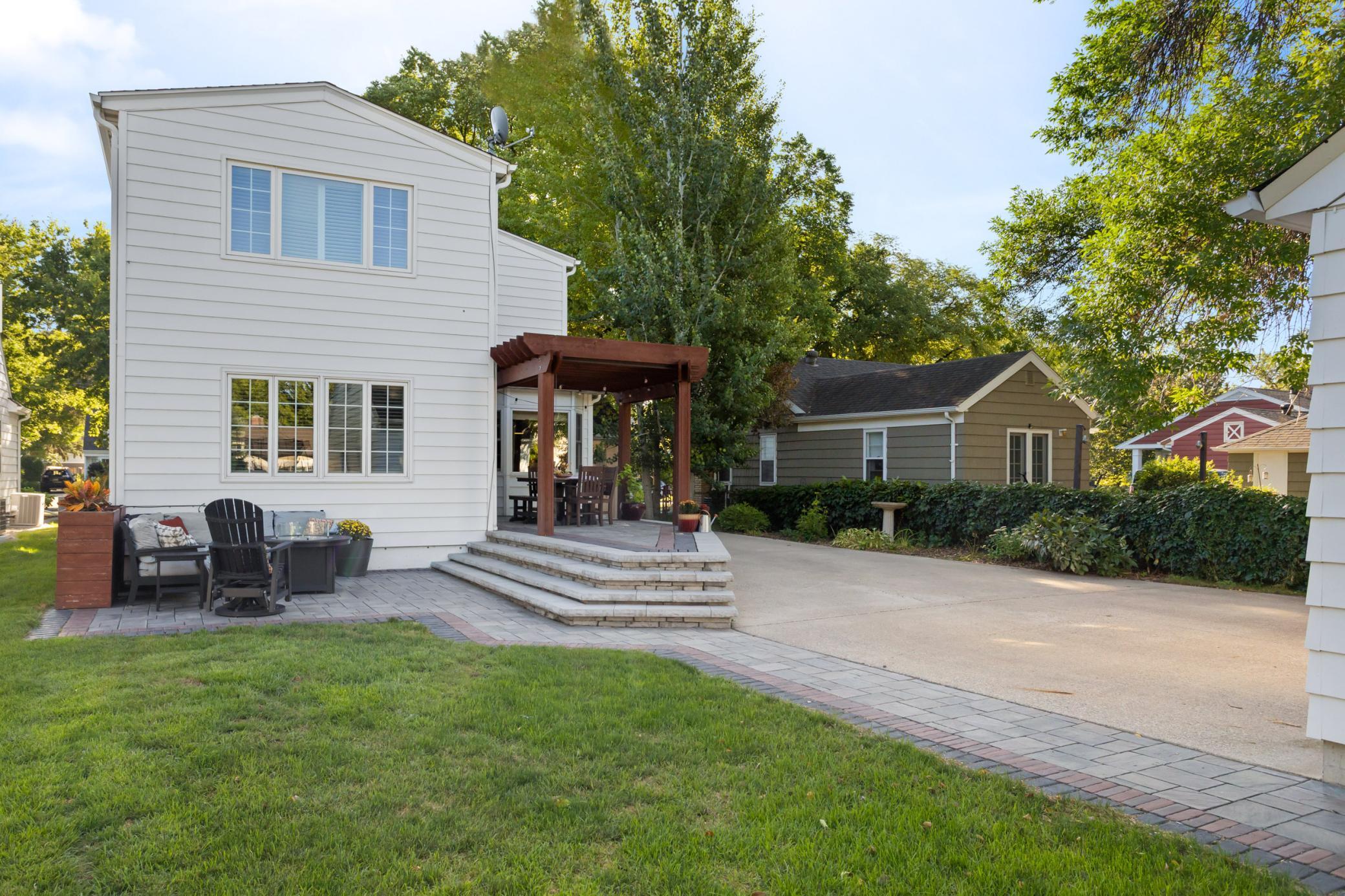 1940 single family home for sale at 1617 9th Street S in Fargo, ND — 4 bed, 4 bath (photo 5 of 66)