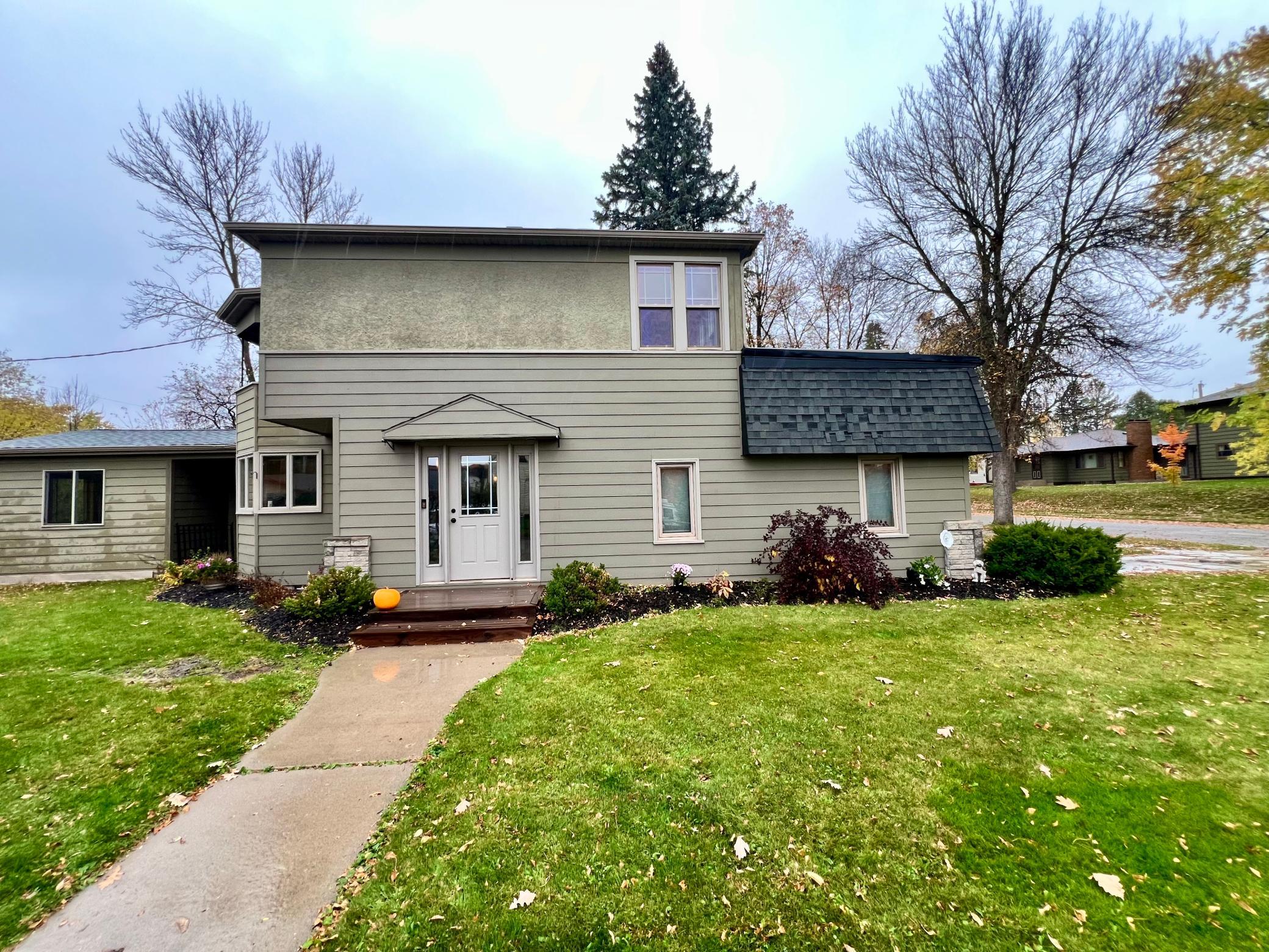 1954 single family home for sale at 218 8th Avenue in Bovey, MN — 4 bed, 3 bath (photo 3 of 25)