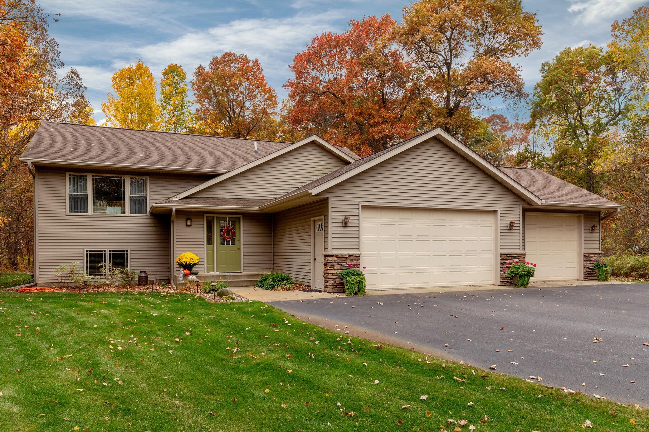 2004 single family home for sale at 7141 Stone Ridge in Brainerd, MN — 4 bed, 3 bath (photo 2 of 37)
