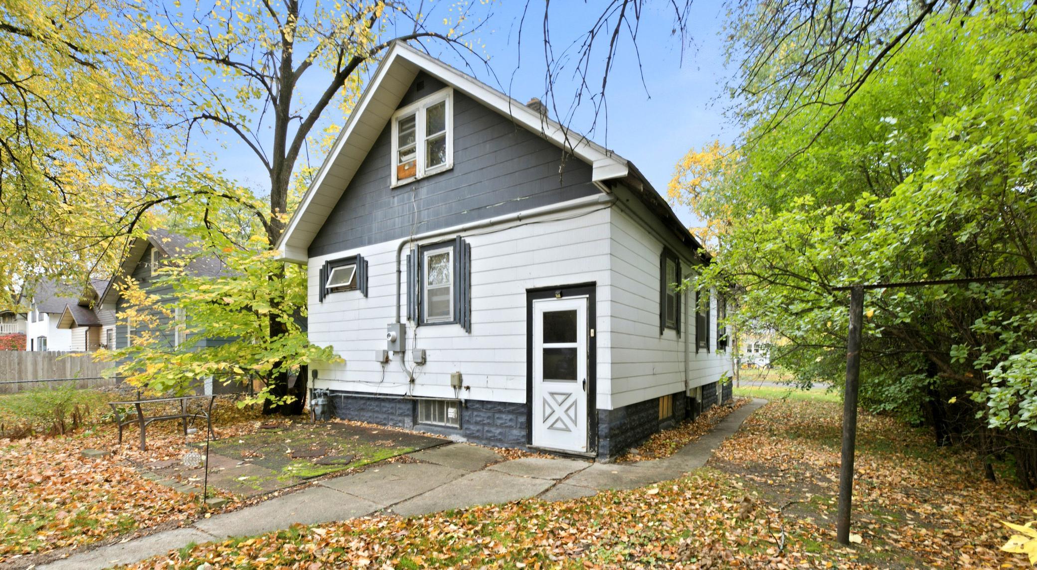 1919 single family home for sale at 1119 10th Avenue S in Fargo, ND — 2 bed, 3 bath (photo 2 of 20)