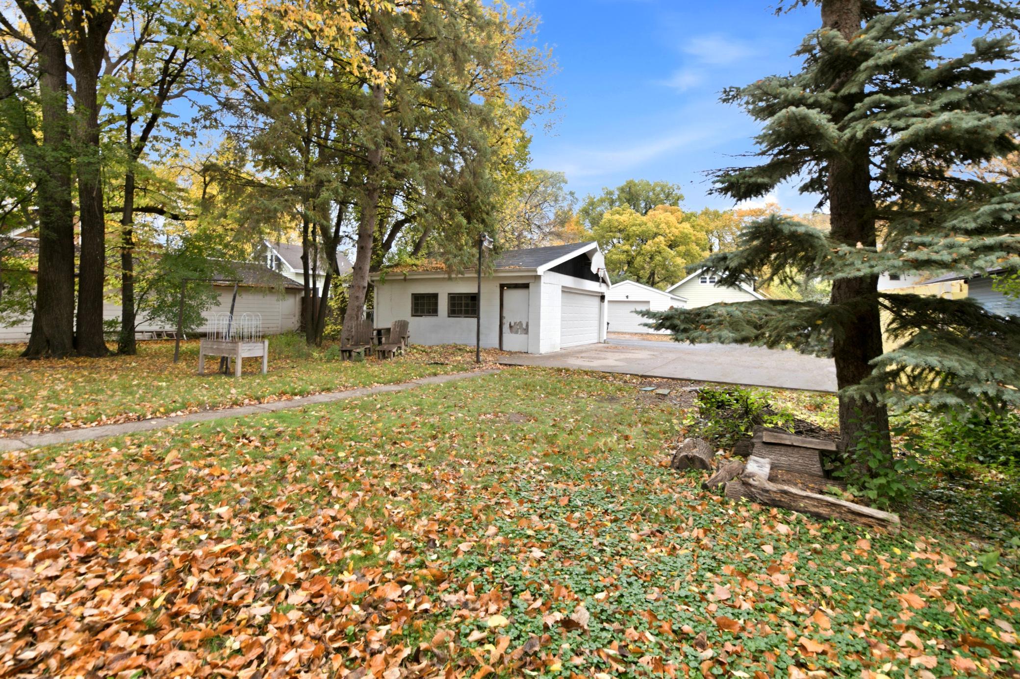 1919 single family home for sale at 1119 10th Avenue S in Fargo, ND — 2 bed, 3 bath (photo 4 of 20)