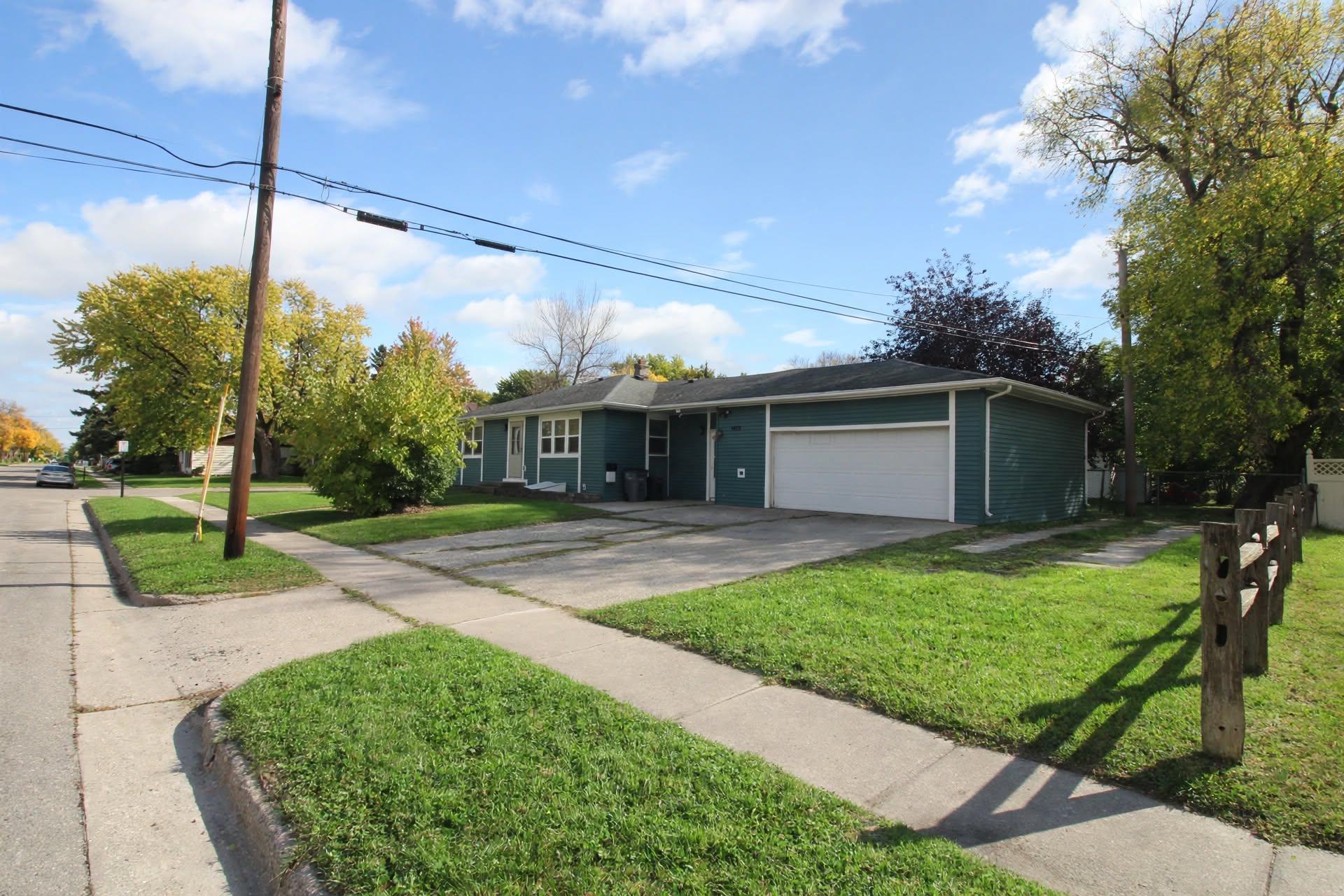 1960 single family home for sale at 1409 13th Avenue N in Moorhead, MN — 5 bed, 2 bath (photo 2 of 29)