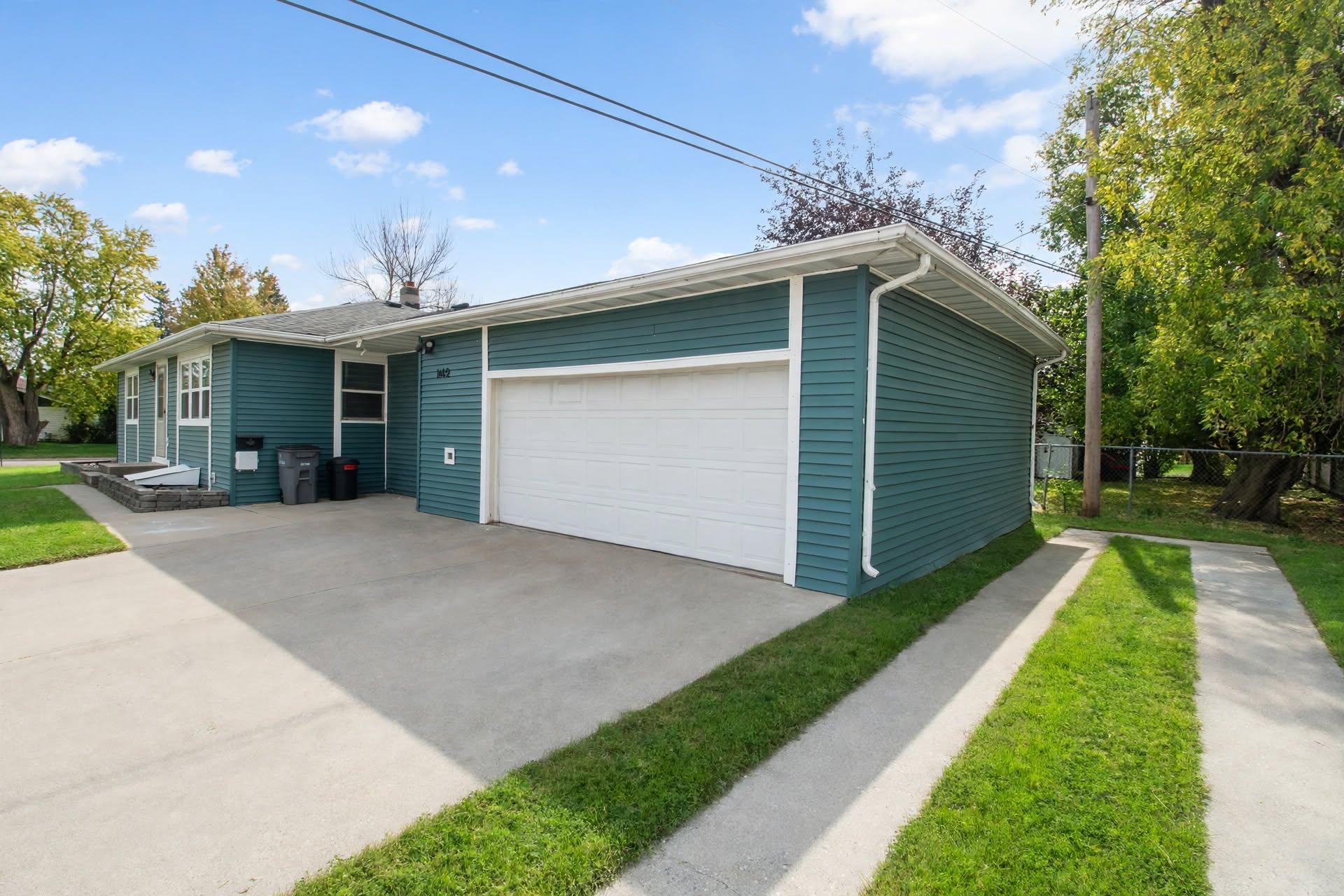 1960 single family home for sale at 1409 13th Avenue N in Moorhead, MN — 5 bed, 2 bath (photo 29 of 29)