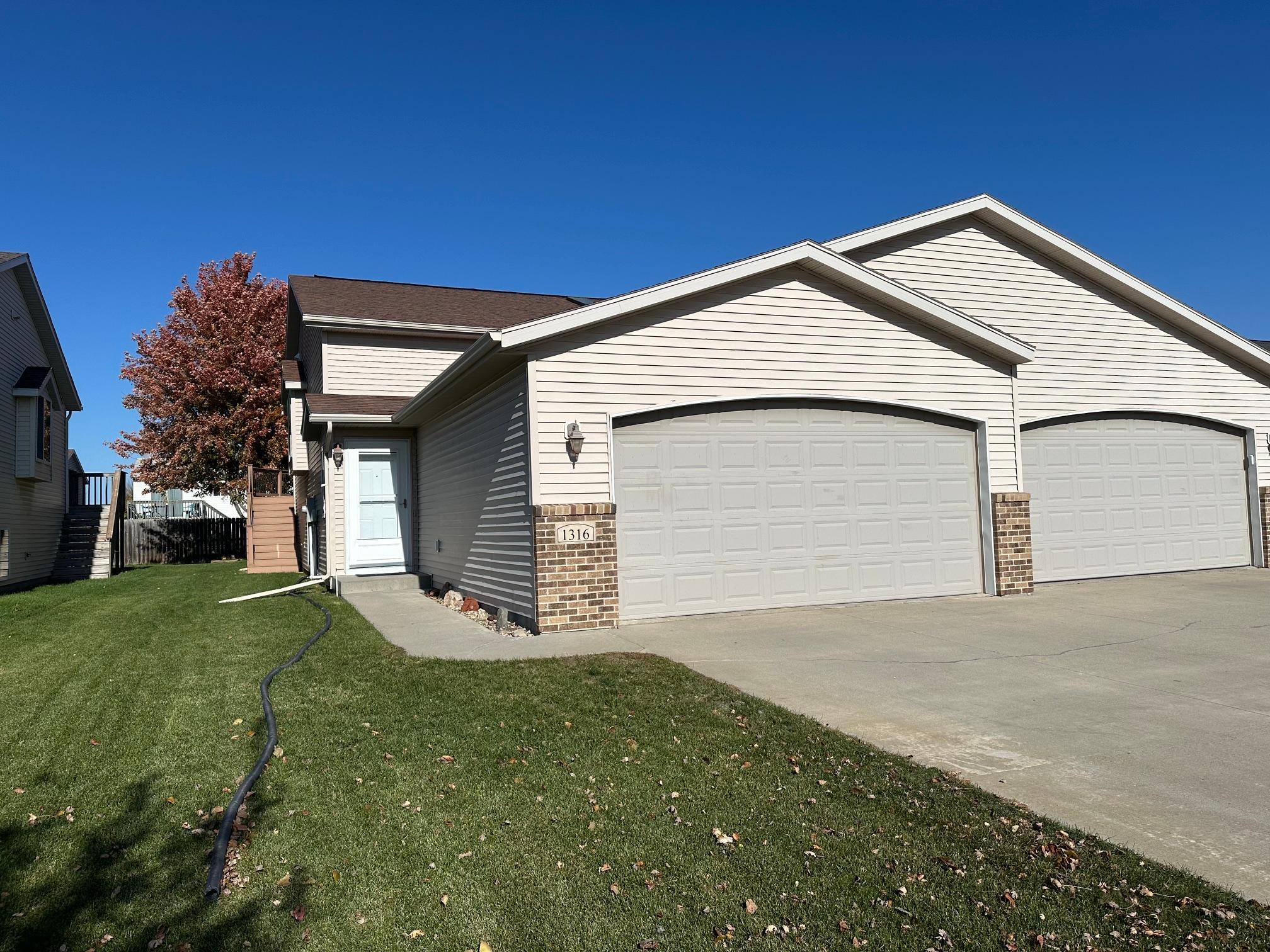 2006 twin home for sale at 1316 37th Avenue S in Moorhead, MN — 3 bed, 2 bath (photo 2 of 33)