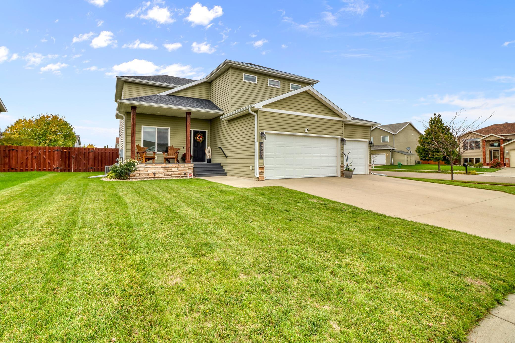 2013 single family home for sale at 4203 18th Street S in Moorhead, MN — 3 bed, 3 bath (photo 3 of 64)