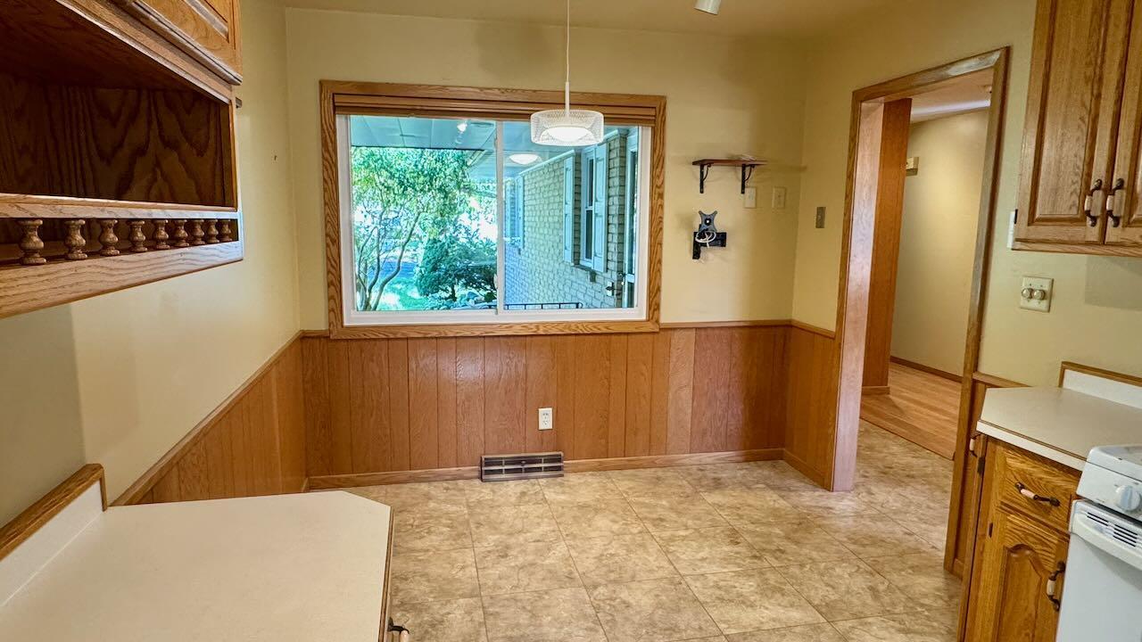 1962 single family home for sale at 1203 24th Avenue S in Moorhead, MN — 5 bed, 2 bath (photo 11 of 56)