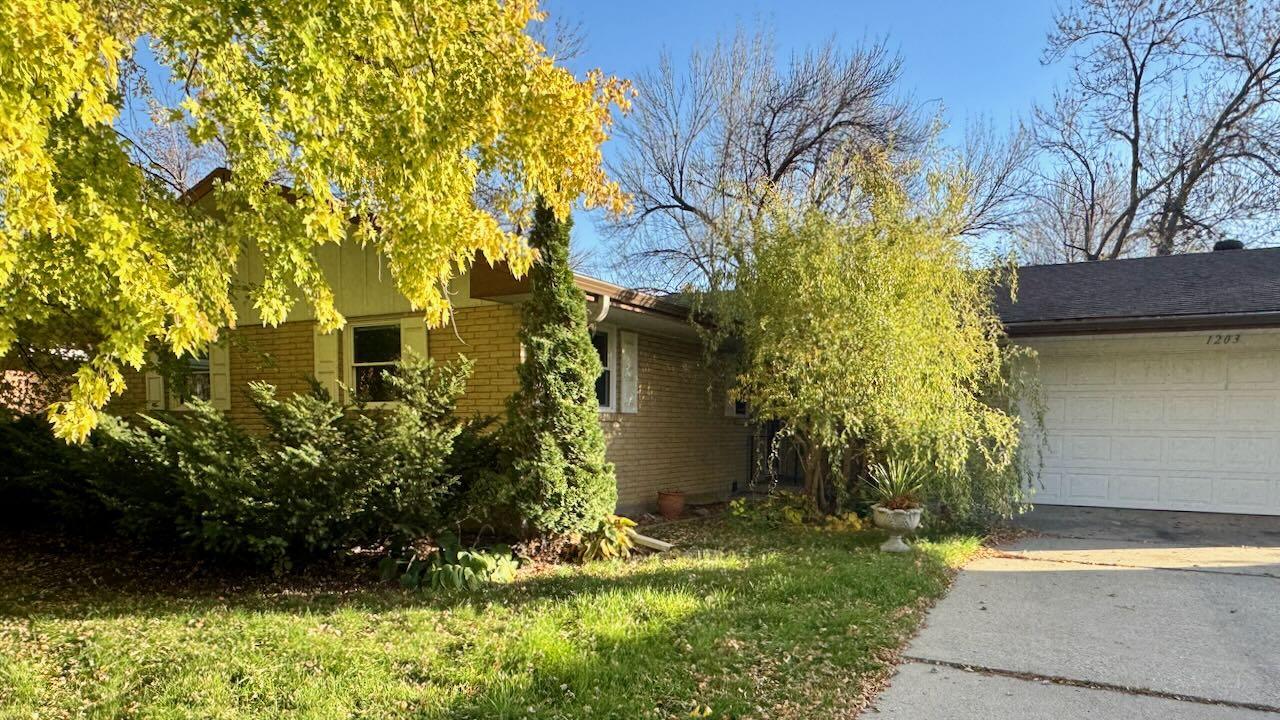 1962 single family home for sale at 1203 24th Avenue S in Moorhead, MN — 5 bed, 2 bath (photo 3 of 56)