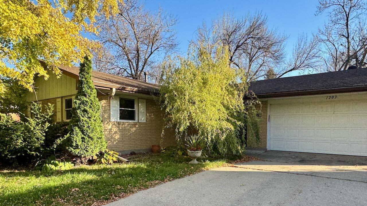 1962 single family home for sale at 1203 24th Avenue S in Moorhead, MN — 5 bed, 2 bath (photo 4 of 56)