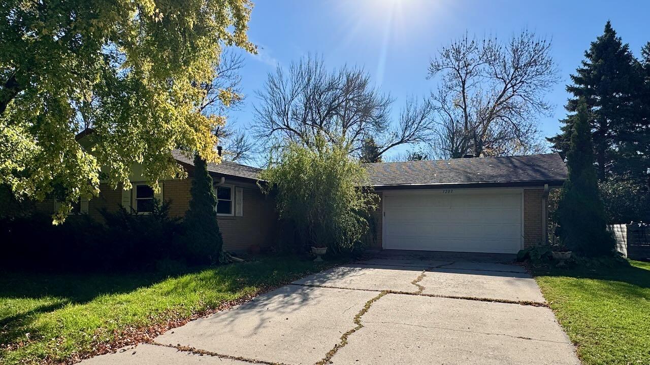 1962 single family home for sale at 1203 24th Avenue S in Moorhead, MN — 5 bed, 2 bath (photo 5 of 56)