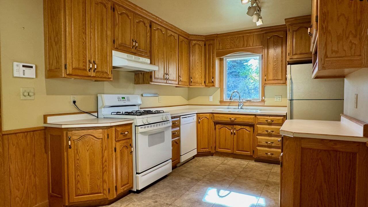 1962 single family home for sale at 1203 24th Avenue S in Moorhead, MN — 5 bed, 2 bath (photo 8 of 56)