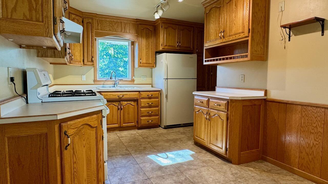 1962 single family home for sale at 1203 24th Avenue S in Moorhead, MN — 5 bed, 2 bath (photo 9 of 56)