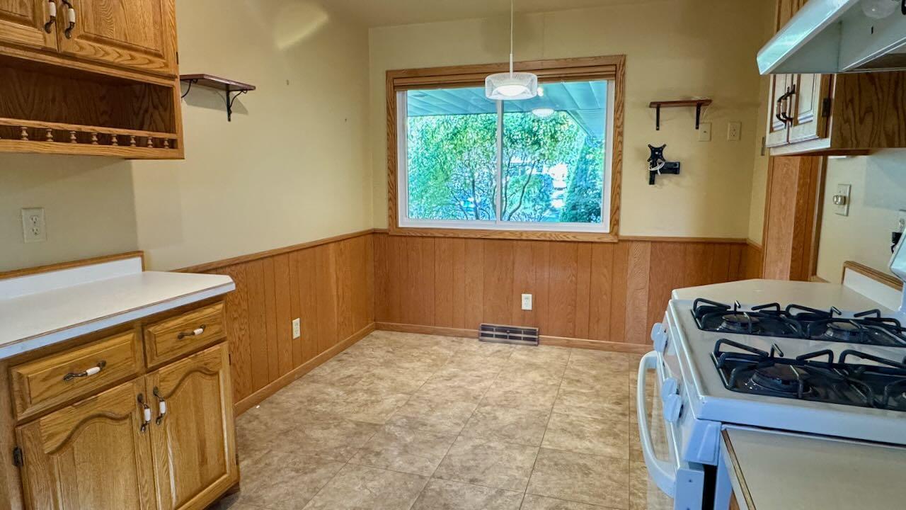 1962 single family home for sale at 1203 24th Avenue S in Moorhead, MN — 5 bed, 2 bath (photo 10 of 56)